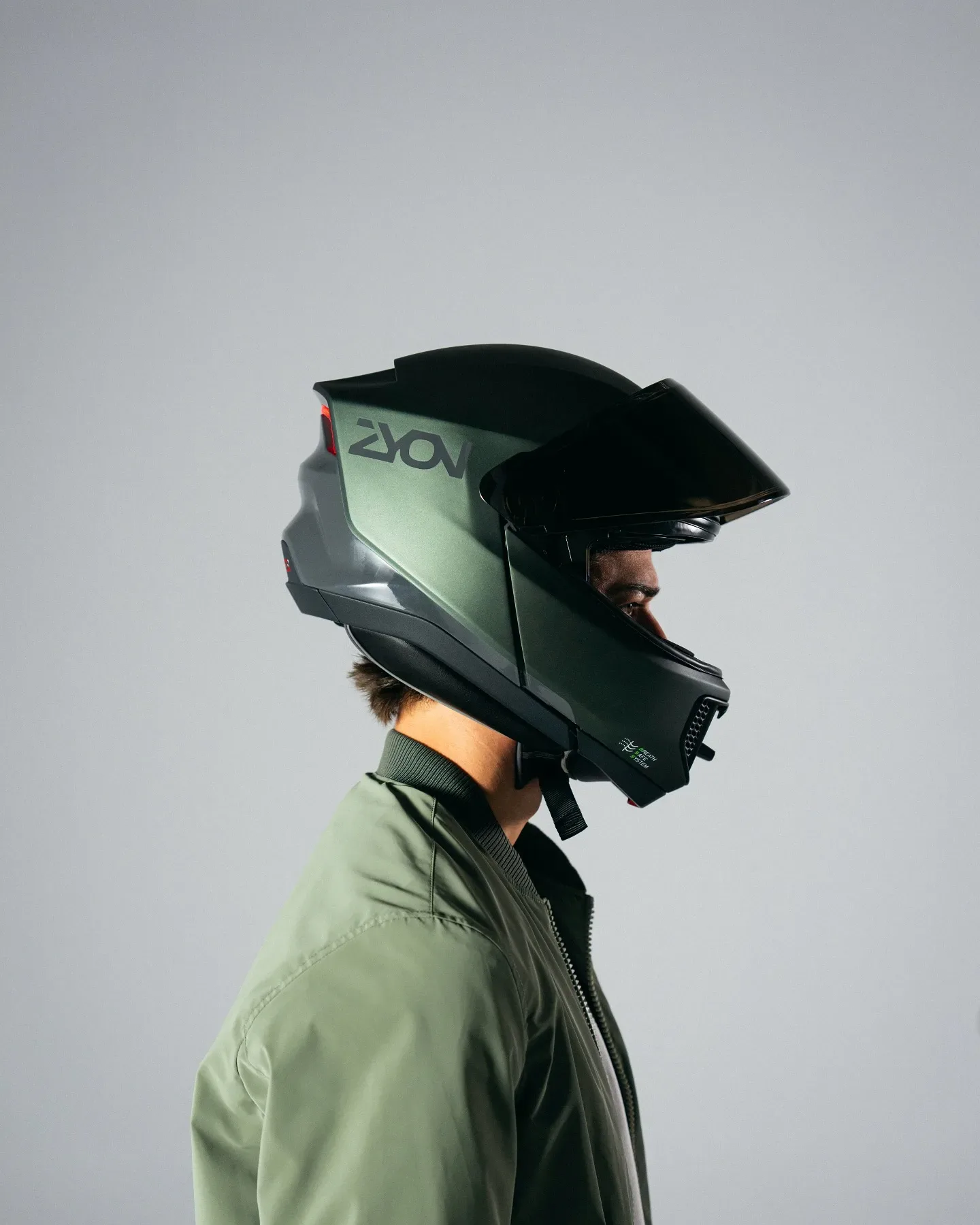 Pametna motoristična čelada – Zyon Smart Motorcycle Helmet – čist zrak v glavi, za kaos pod gumami