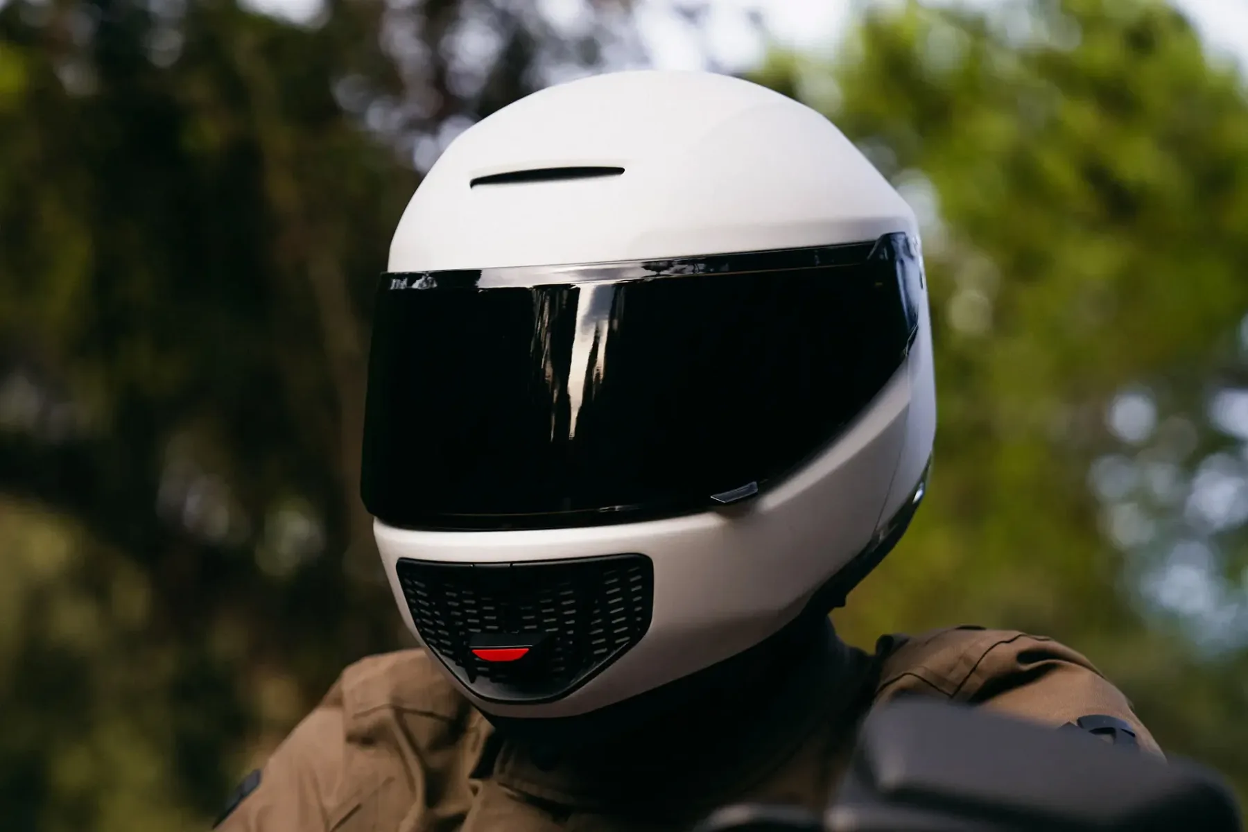Pametna motoristična čelada – Zyon Smart Motorcycle Helmet – čist zrak v glavi, za kaos pod gumami
