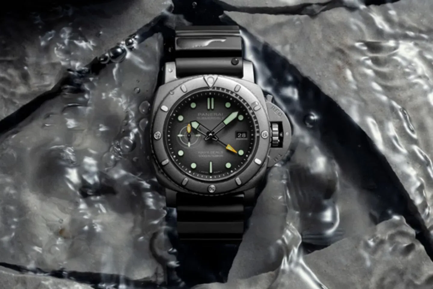 Panerai Submersible Navy SEALPanerai PAM01089: ura iz hafnija za 99.500 dolarjev