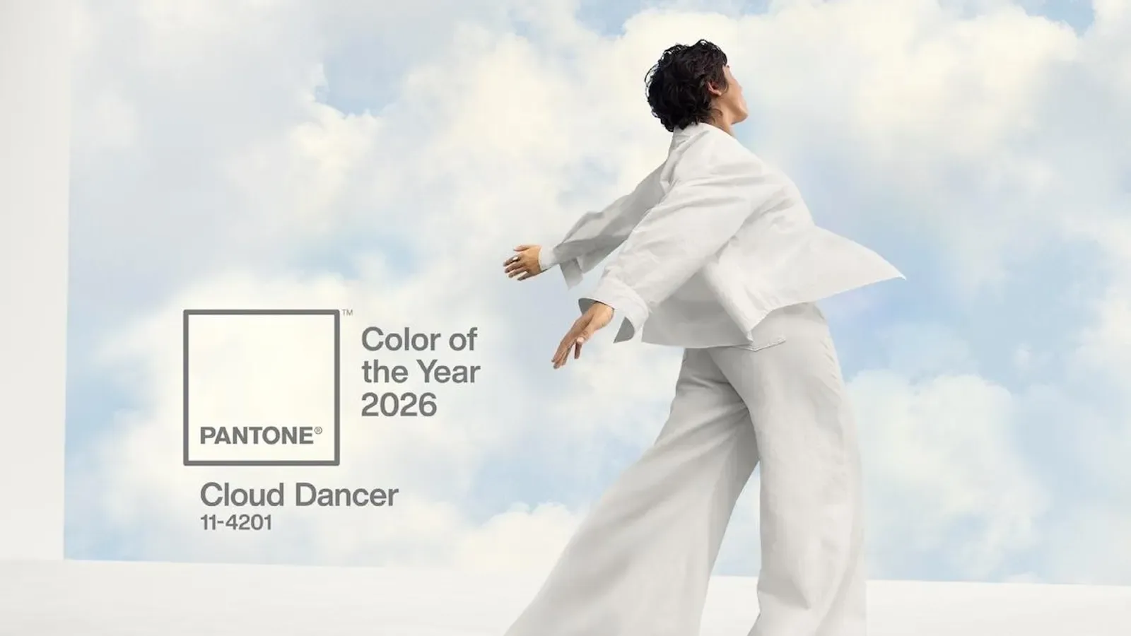 Pantone barva leta 2026 je bela: zakaj je Cloud Dancer barva, ki jo svet zdaj nujno potrebuje?