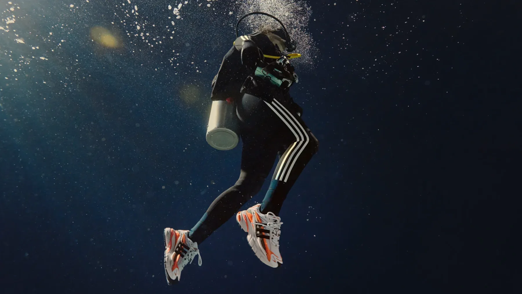 Pharrell x adidas predstavljata supergo Adistar Jellyfish v oranžni barvi, ki prihaja pod znamko VIRGINIA