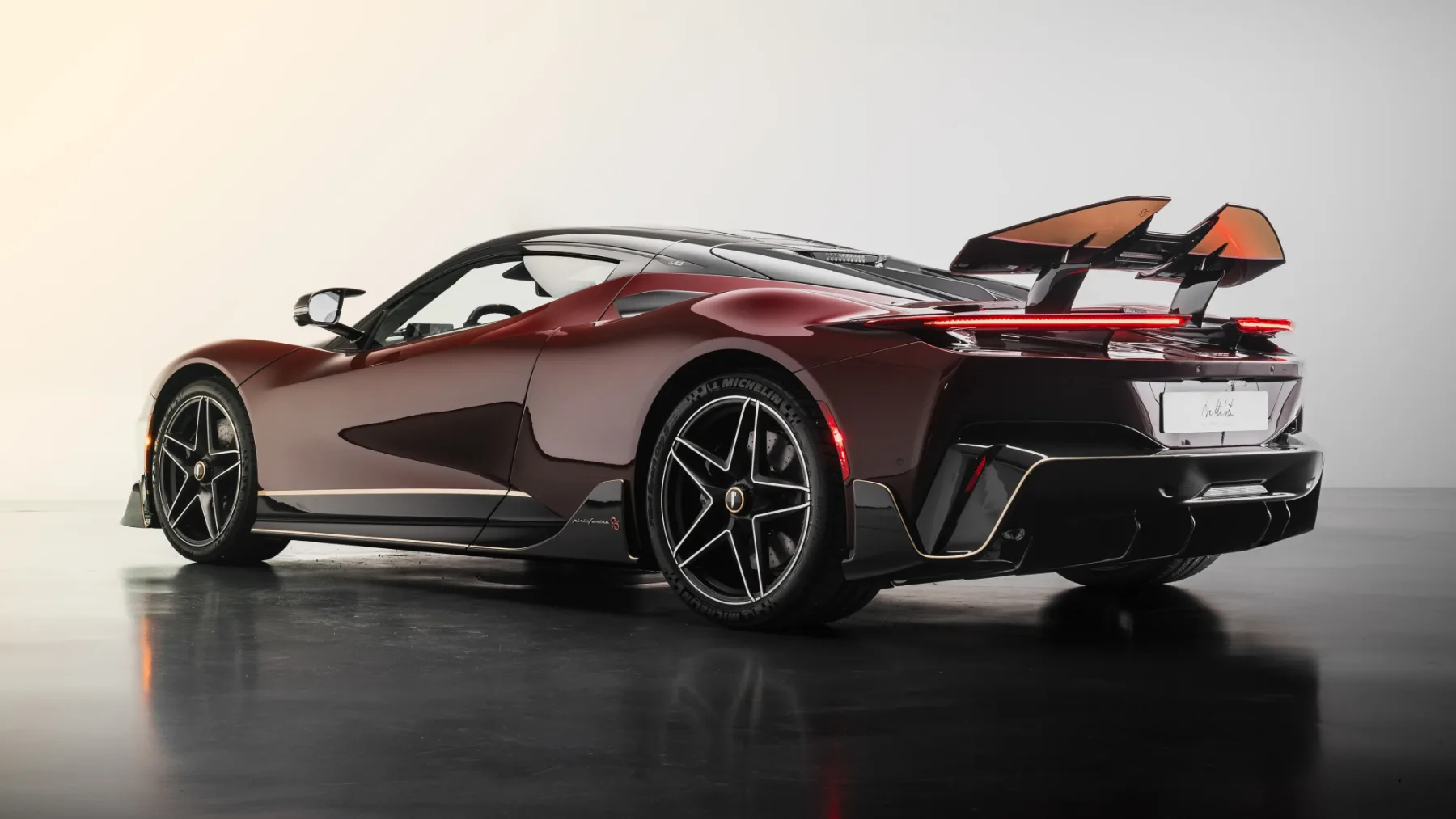 Pininfarina Battista Novantacinque – 1.900 “konjev” za 95 let italijanske elegance