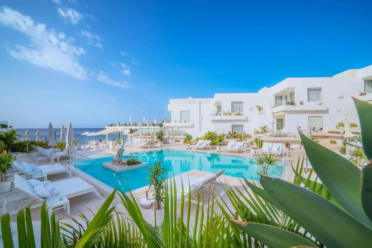 Pobegnite pred nizkimi temperaturami: 8 najboljših butičnih hotelov na Lanzarote “samo za odrasle”