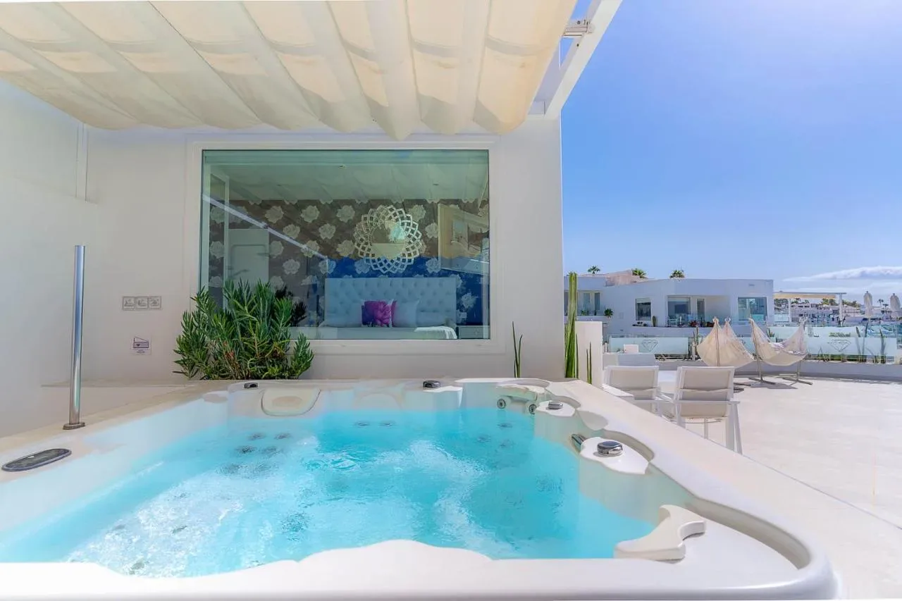 Pobegnite pred nizkimi temperaturami: 8 najboljših butičnih hotelov na Lanzarote “samo za odrasle”