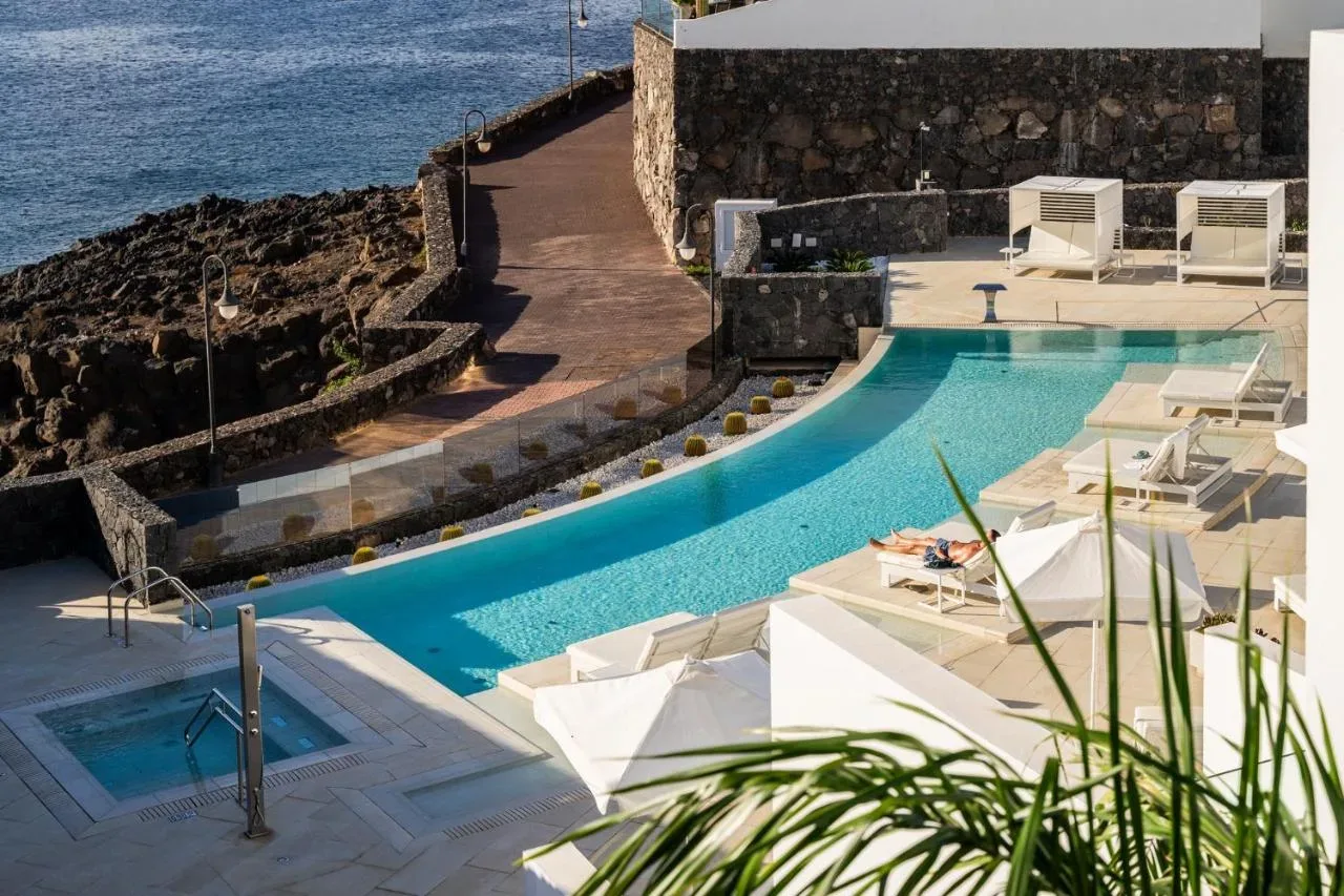 Pobegnite pred nizkimi temperaturami: 8 najboljših butičnih hotelov na Lanzarote “samo za odrasle”