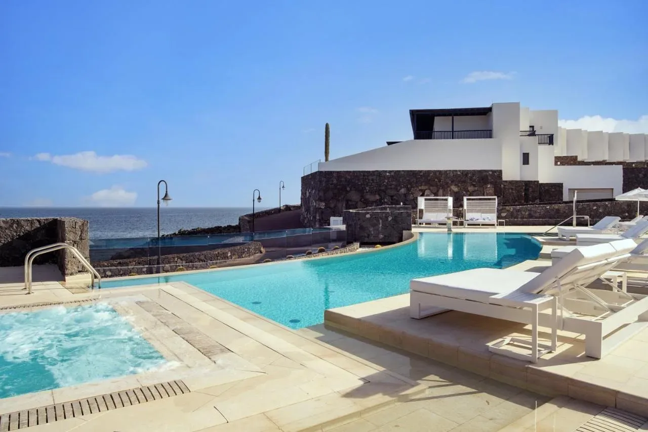 Pobegnite pred nizkimi temperaturami: 8 najboljših butičnih hotelov na Lanzarote “samo za odrasle”