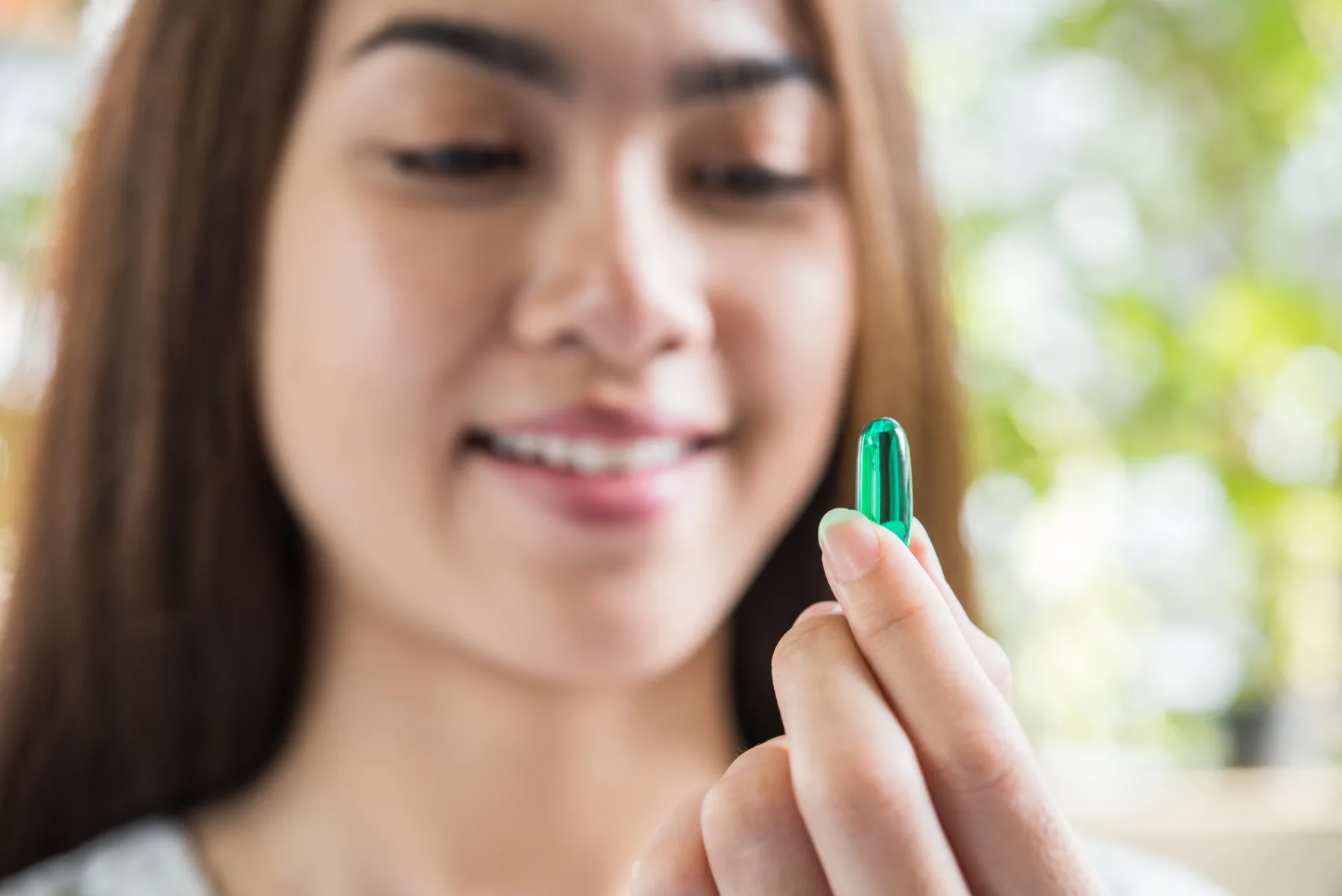Poceni trik za domačo nego: Vitamin E je naravni botoks v kapsuli, ki briše gube, podočnjake in temne lise