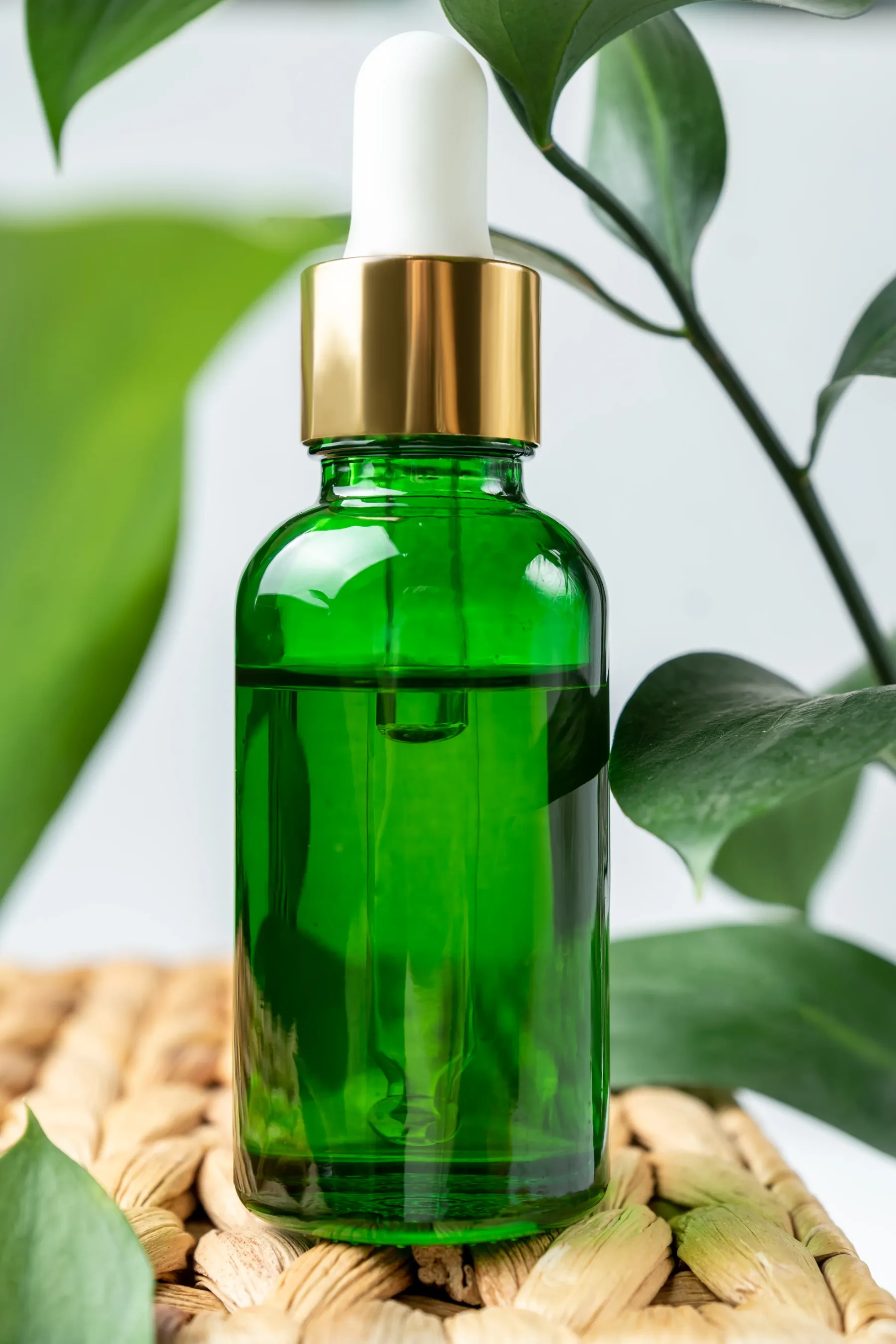 Poceni trik za domačo nego: Vitamin E je naravni botoks v kapsuli, ki briše gube, podočnjake in temne lise