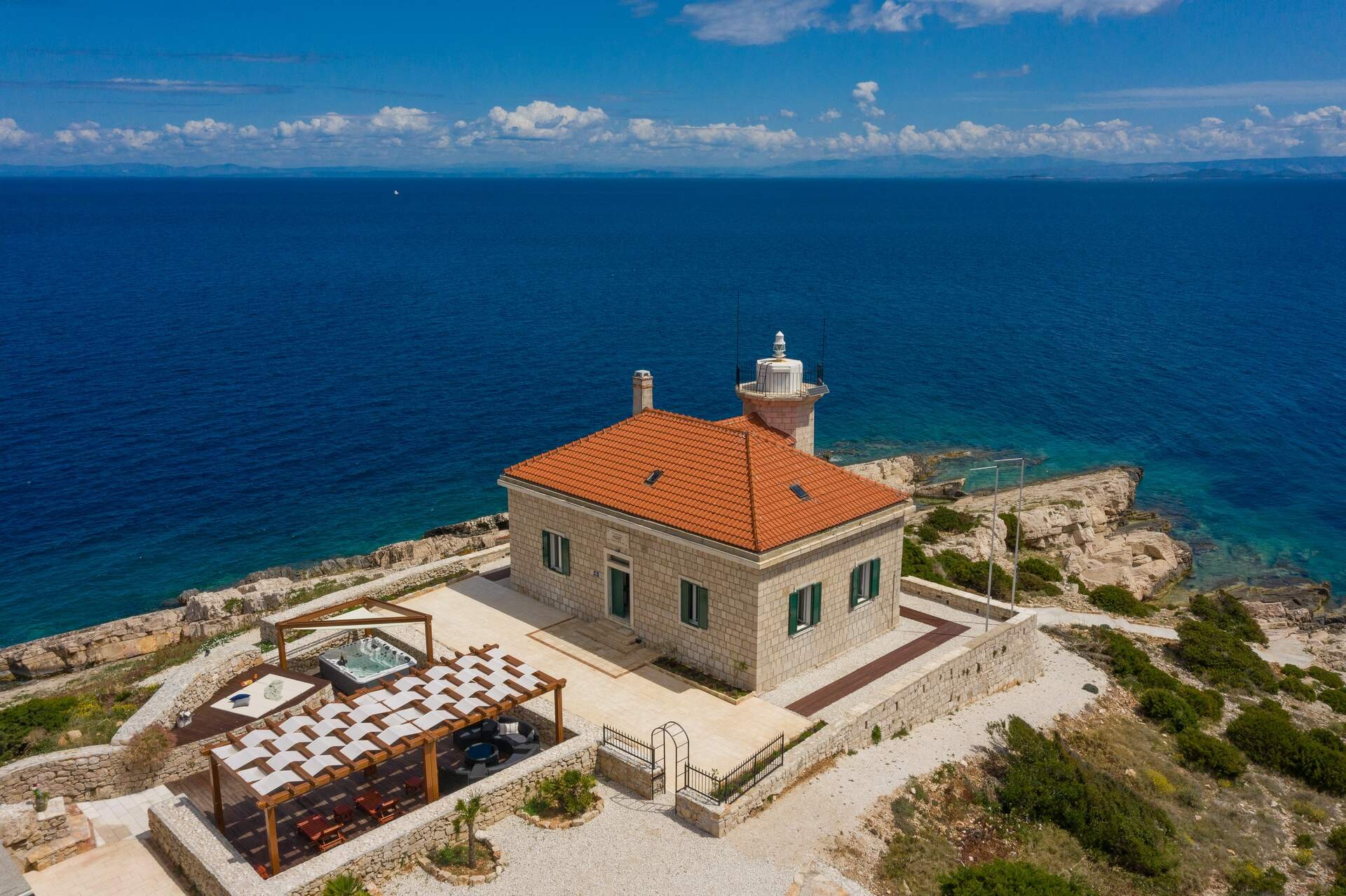 Počitniške vile na otokih, ki jih lahko najamete že to poletje: od Benetk, Dalmacije do Grčije
