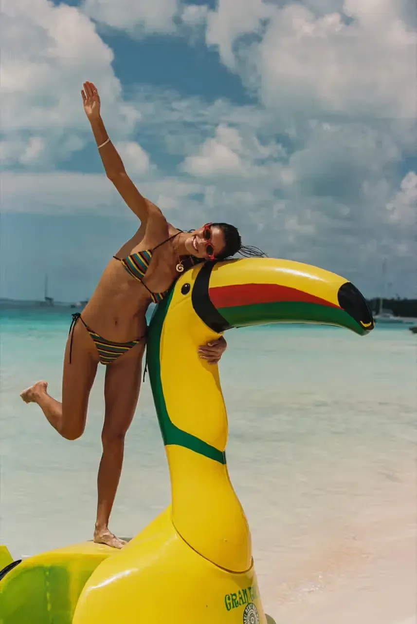 Poletje v stilu Bahamov: TRIANGL Coconut Club 2025 očara z barvami in šik dizajn