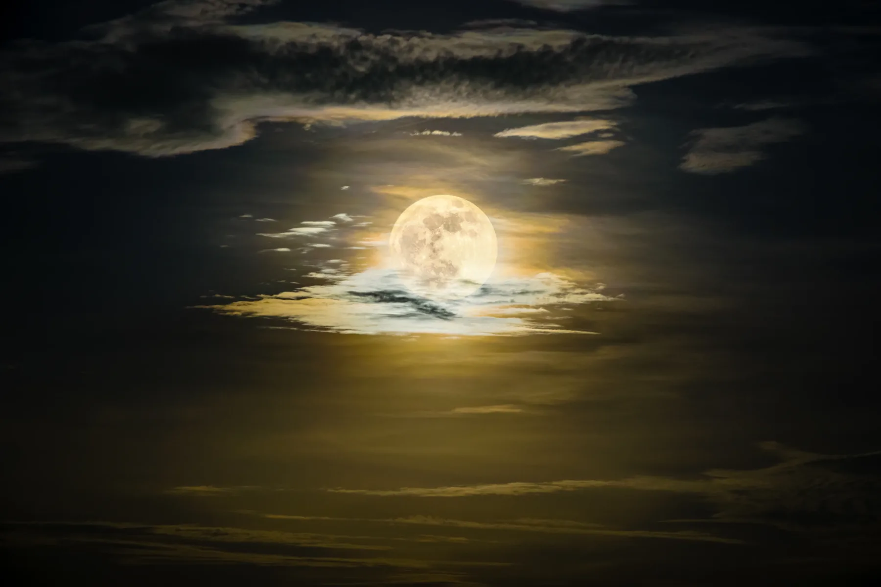 Polna luna 17. oktobra 2024 prinaša kaos: Superluna v Ovnu vas bo soočila z najglobljimi ranami!