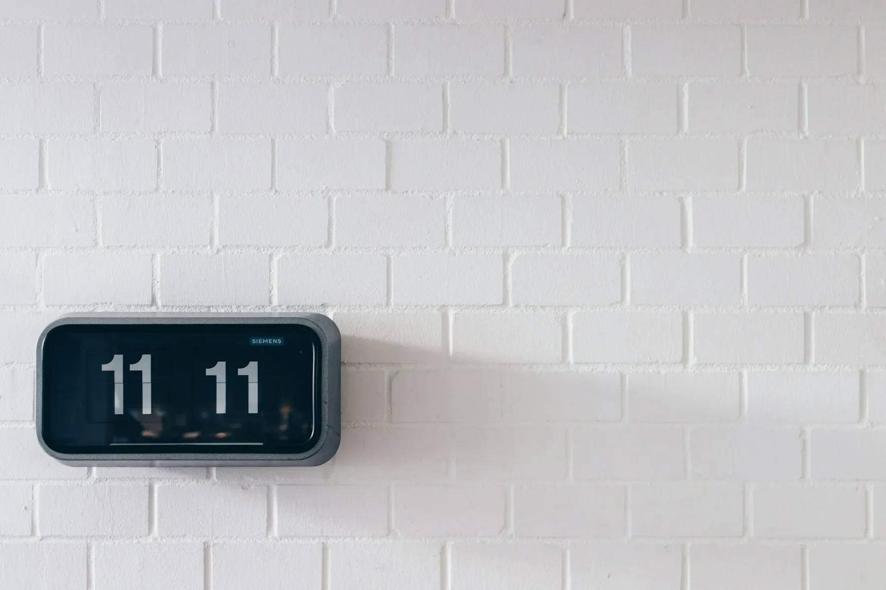 Pomen angelskih števil: Kaj vam vesolje sporoča, ko povsod vidite 11:11?