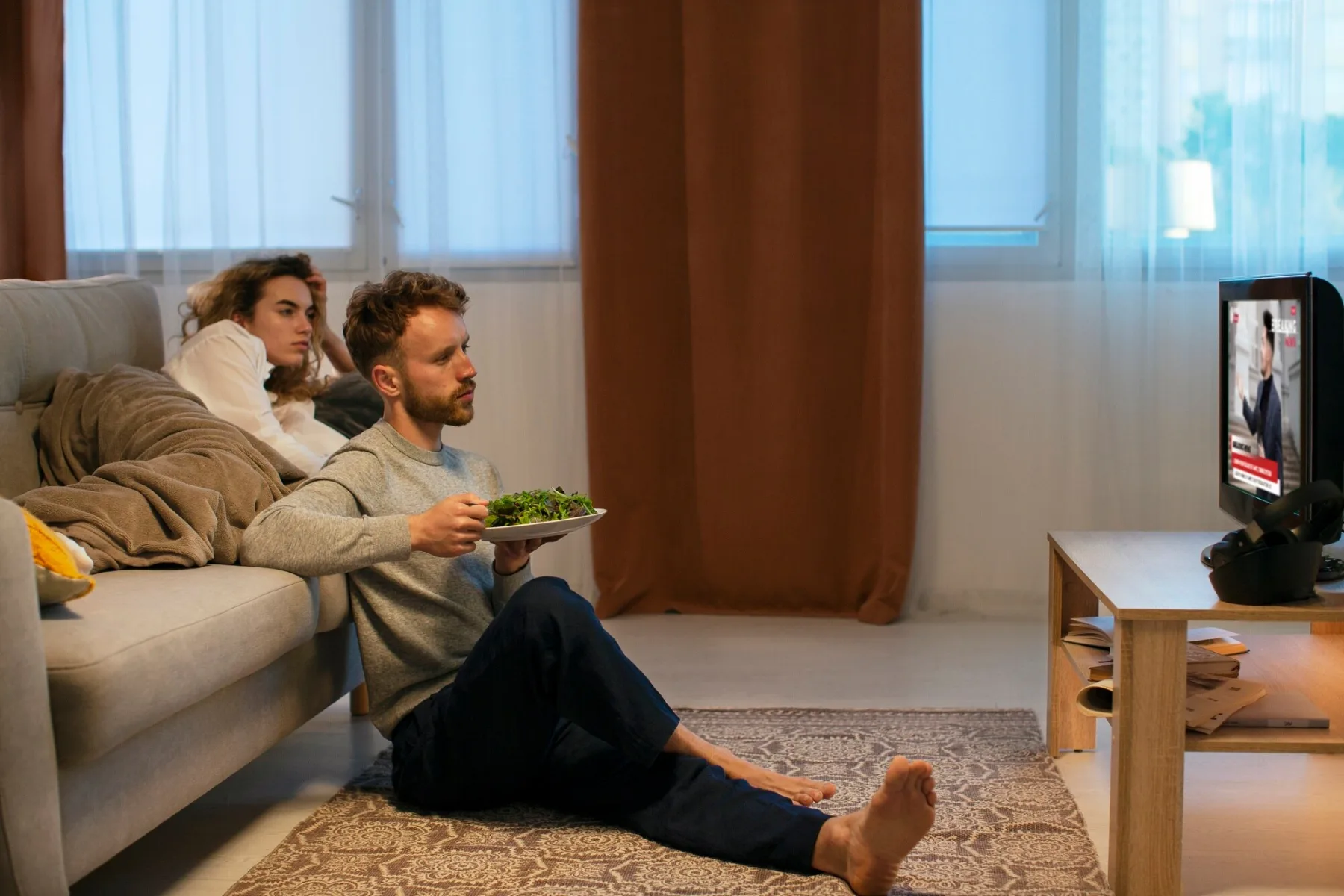 Popolna razdalja do TV zaslona obstaja – Tako daleč (ali blizu) morate sedeti pred televizorjem!