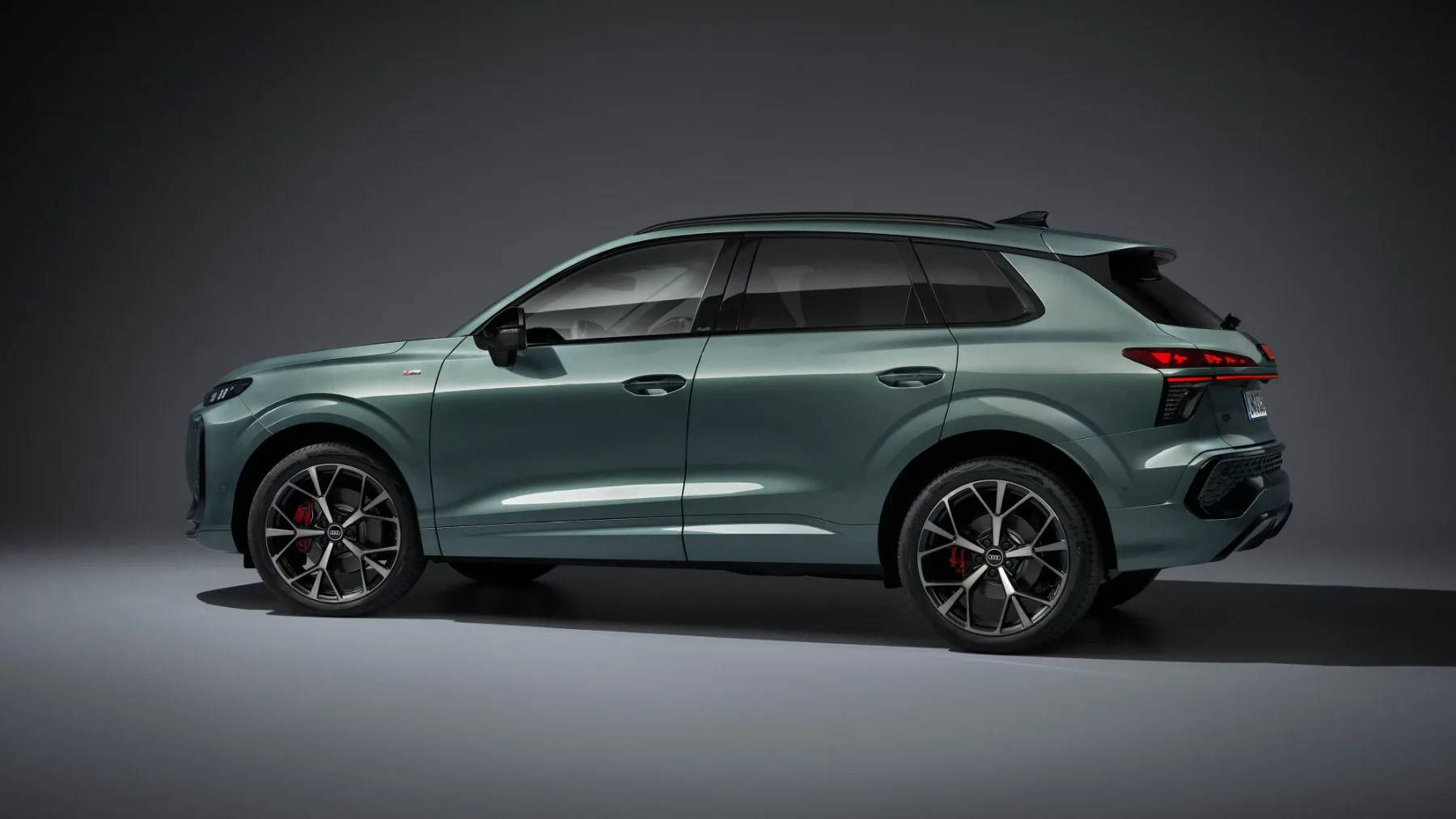 Popolnoma novi Audi Q3 (2025): Najbolj digitalen in prostorsko radodaren Q3 do zdaj!