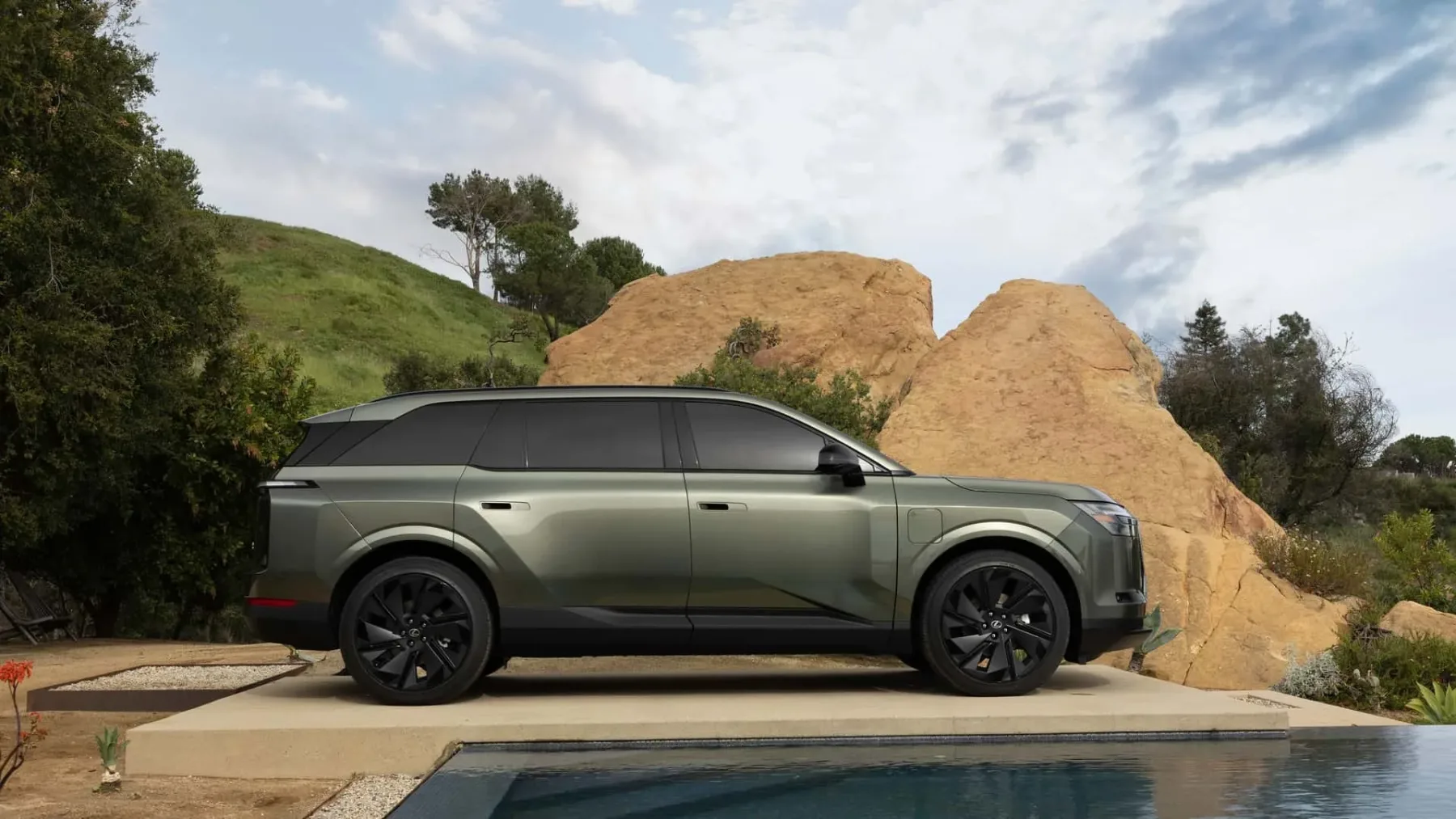Popolnoma novi Lexus TZ: prvi električni SUV s tremi vrstami sedežev, ki na zahtevo zatuli kot V10 superšportnik