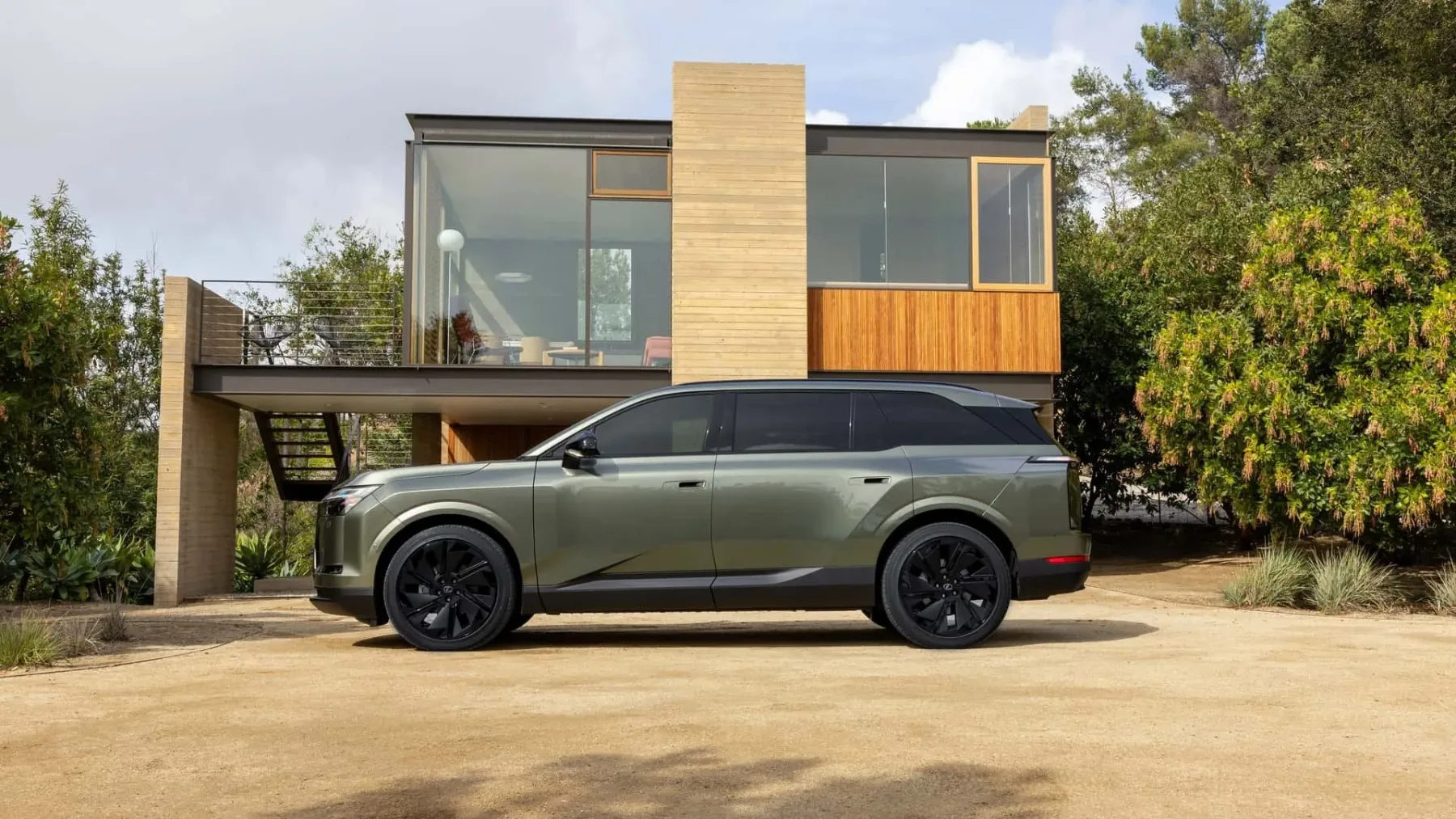 Popolnoma novi Lexus TZ: prvi električni SUV s tremi vrstami sedežev, ki na zahtevo zatuli kot V10 superšportnik