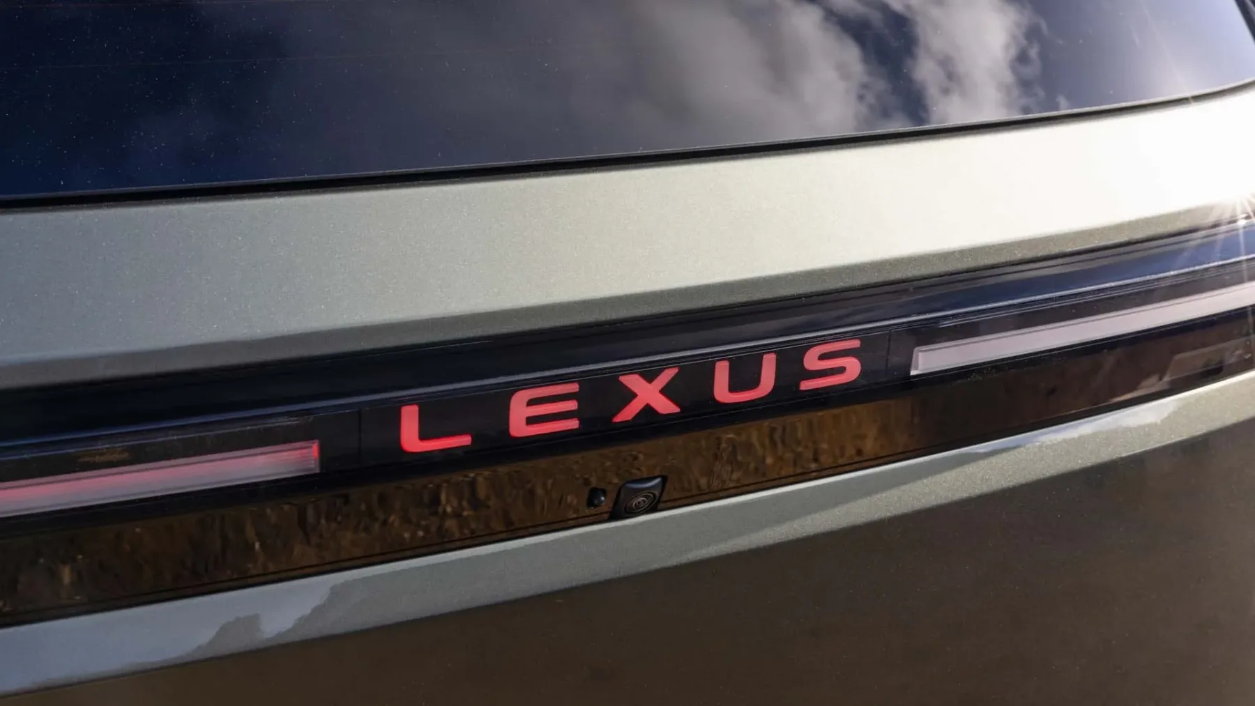 Popolnoma novi Lexus TZ: prvi električni SUV s tremi vrstami sedežev, ki na zahtevo zatuli kot V10 superšportnik