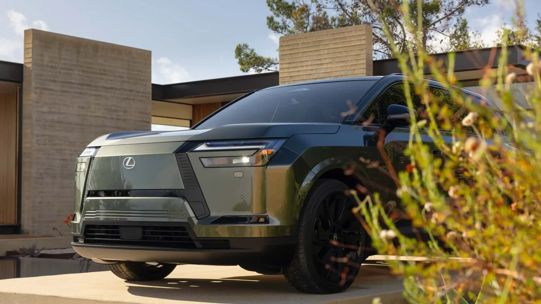 Popolnoma novi Lexus TZ: prvi električni SUV s tremi vrstami sedežev, ki na zahtevo zatuli kot V10 superšportnik
