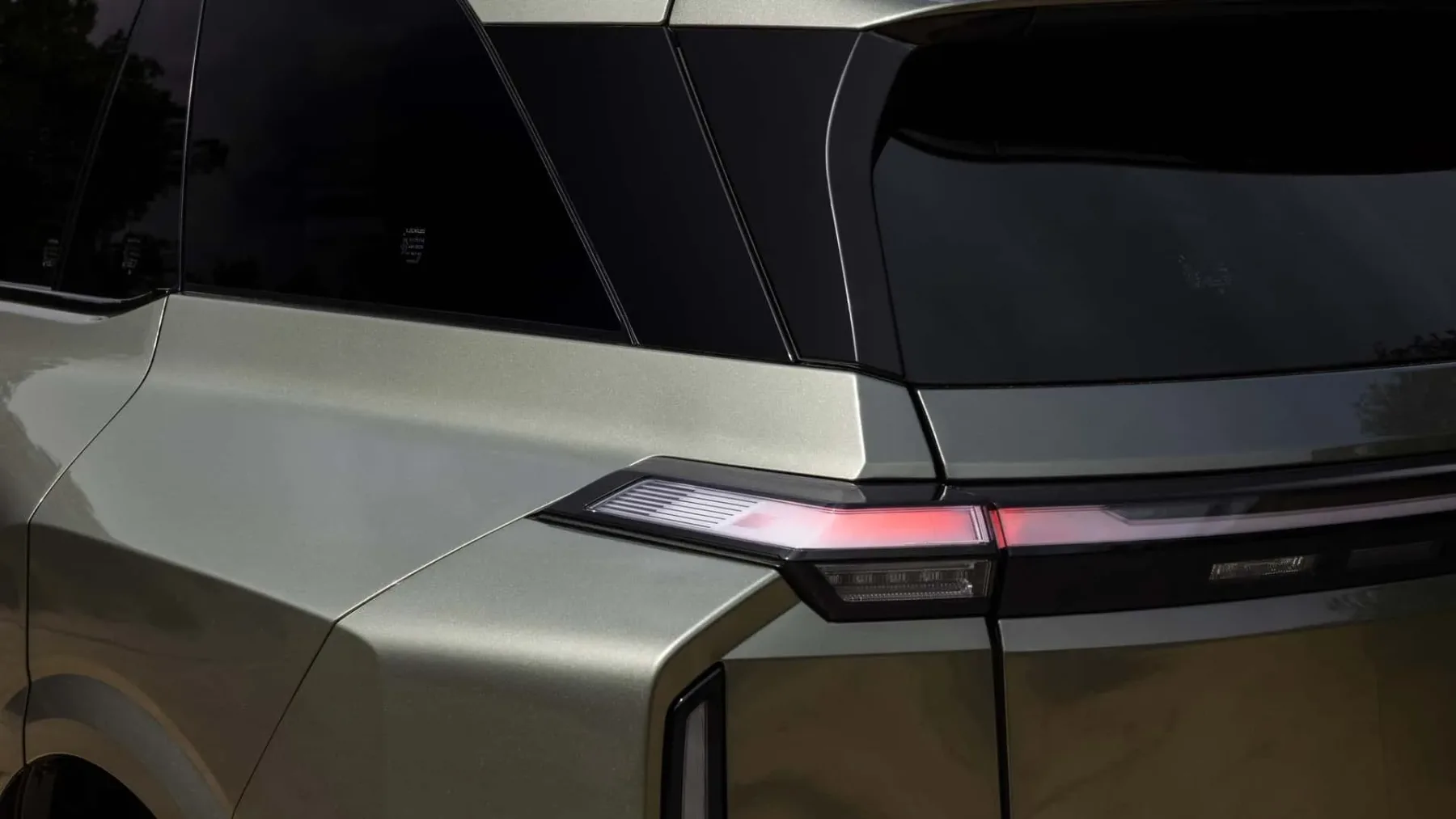Popolnoma novi Lexus TZ: prvi električni SUV s tremi vrstami sedežev, ki na zahtevo zatuli kot V10 superšportnik