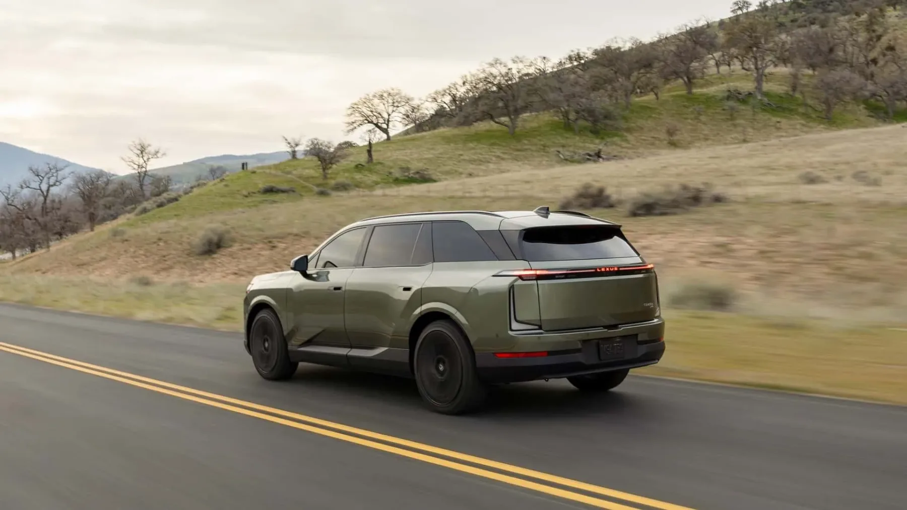 Popolnoma novi Lexus TZ: prvi električni SUV s tremi vrstami sedežev, ki na zahtevo zatuli kot V10 superšportnik