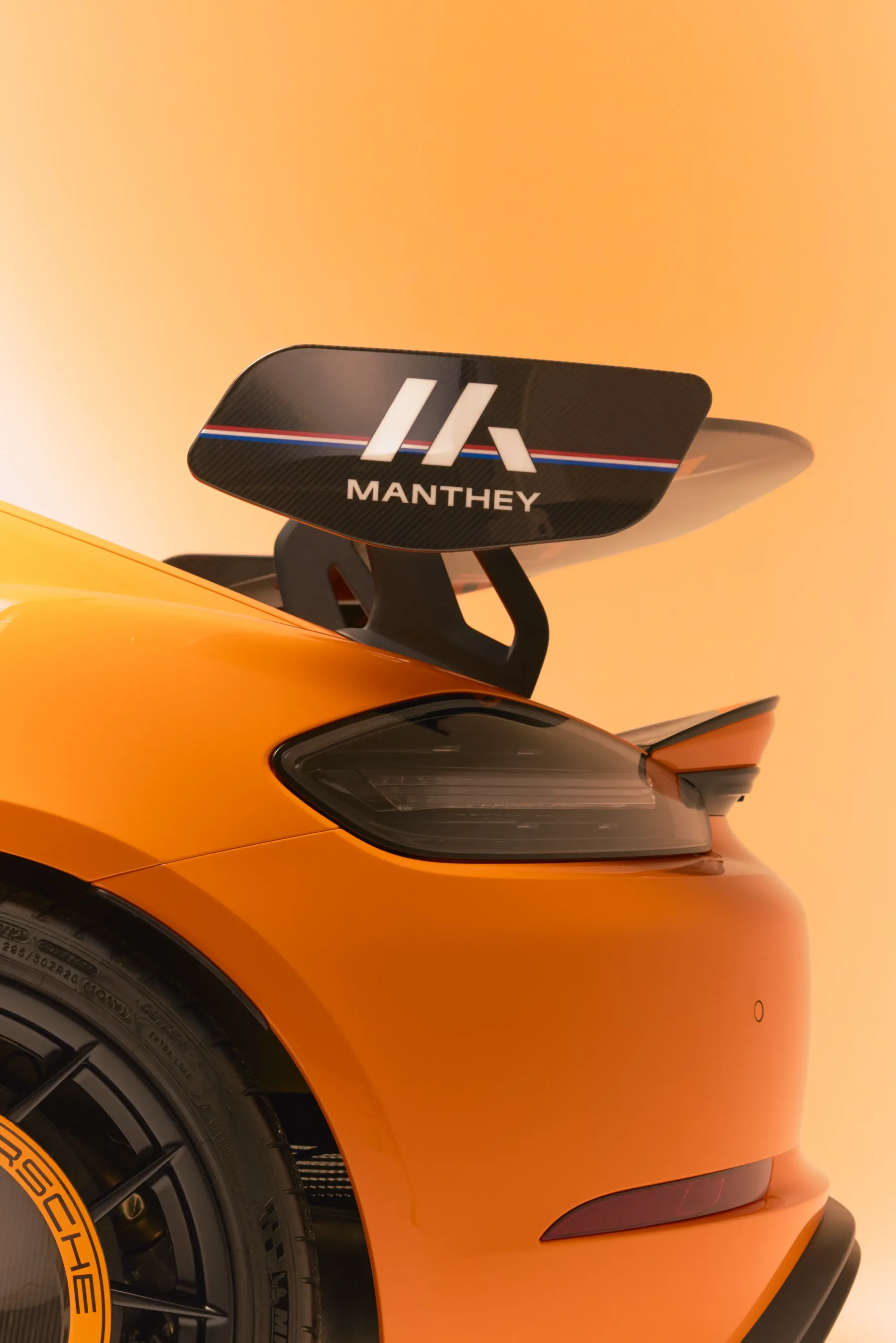 Porsche 718 Cayman GT4 RS Manthey Kit “De Tulp”: ekskluzivna oranžna raketa za Nizozemsko