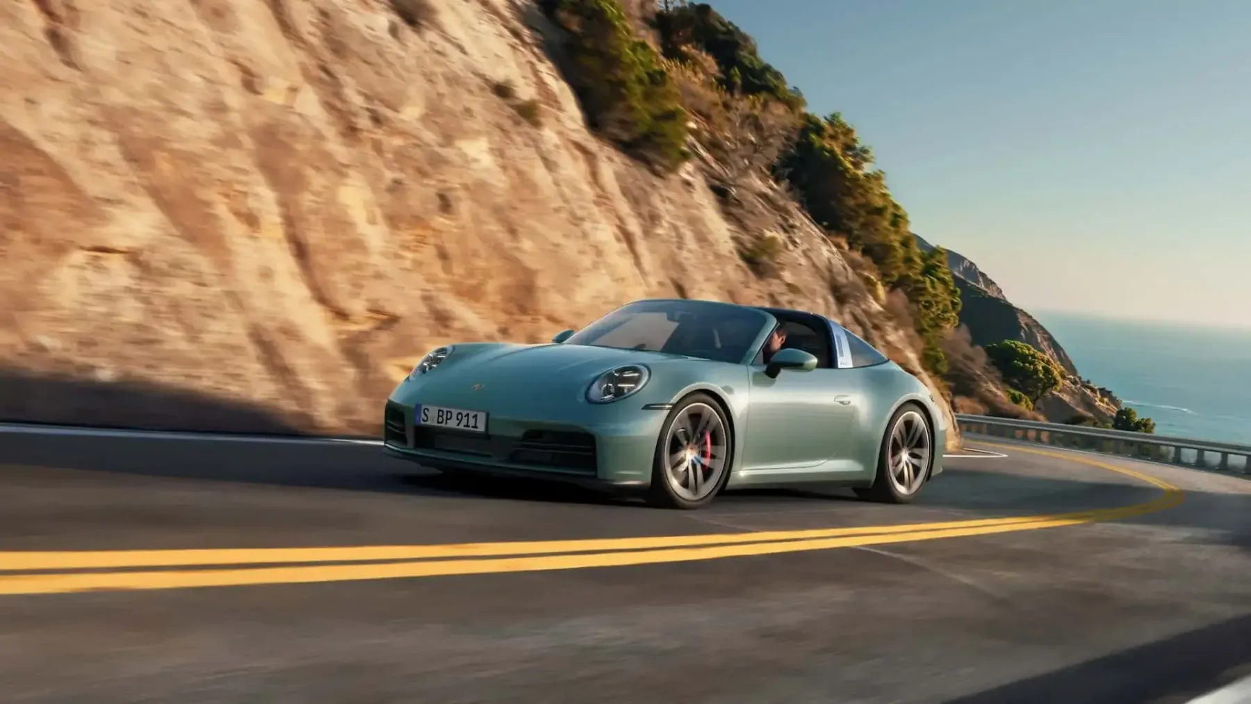 Porsche 911 Carrera 4S : sedaj kot kupe, kabrio in targa – več moči, več pogona, več… evrov