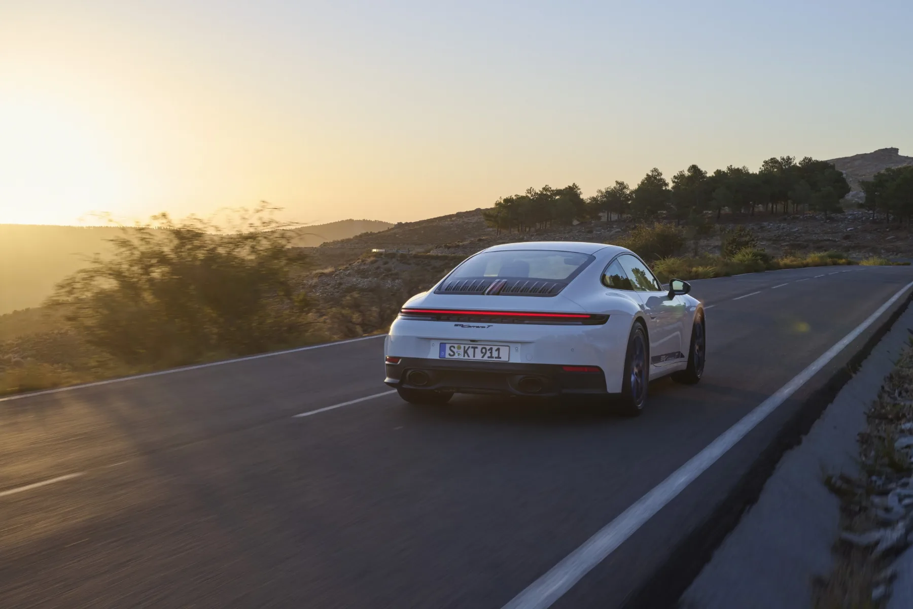 Porsche 911 Carrera T 2025: ikona v kabrioletni in kupe različici
