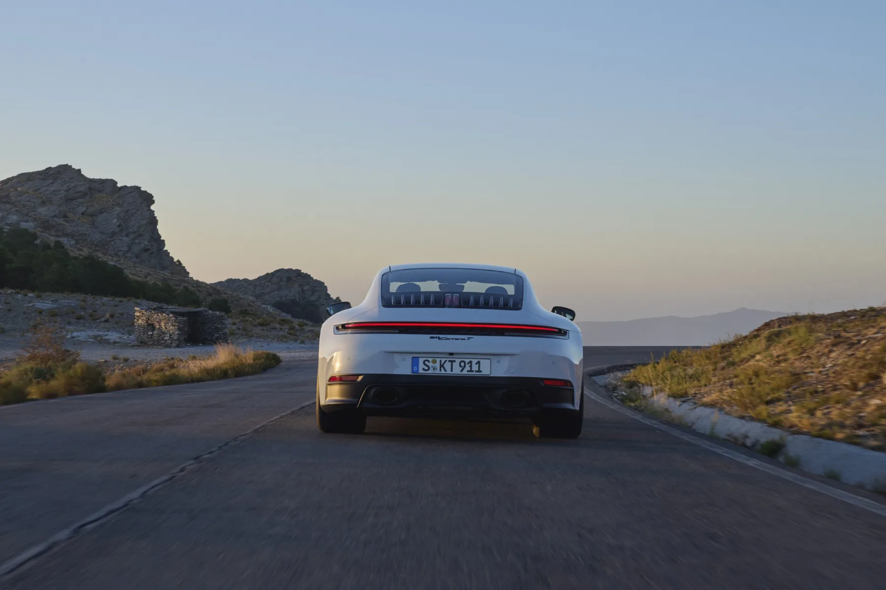 Porsche 911 Carrera T 2025: ikona v kabrioletni in kupe različici
