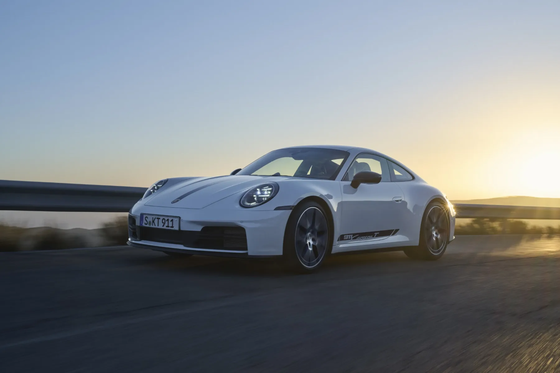 Porsche 911 Carrera T 2025: ikona v kabrioletni in kupe različici