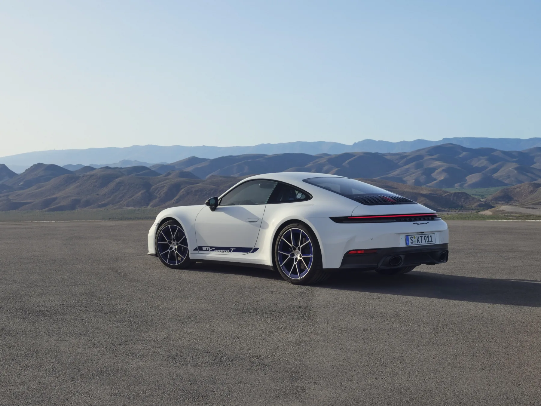 Porsche 911 Carrera T 2025: ikona v kabrioletni in kupe različici
