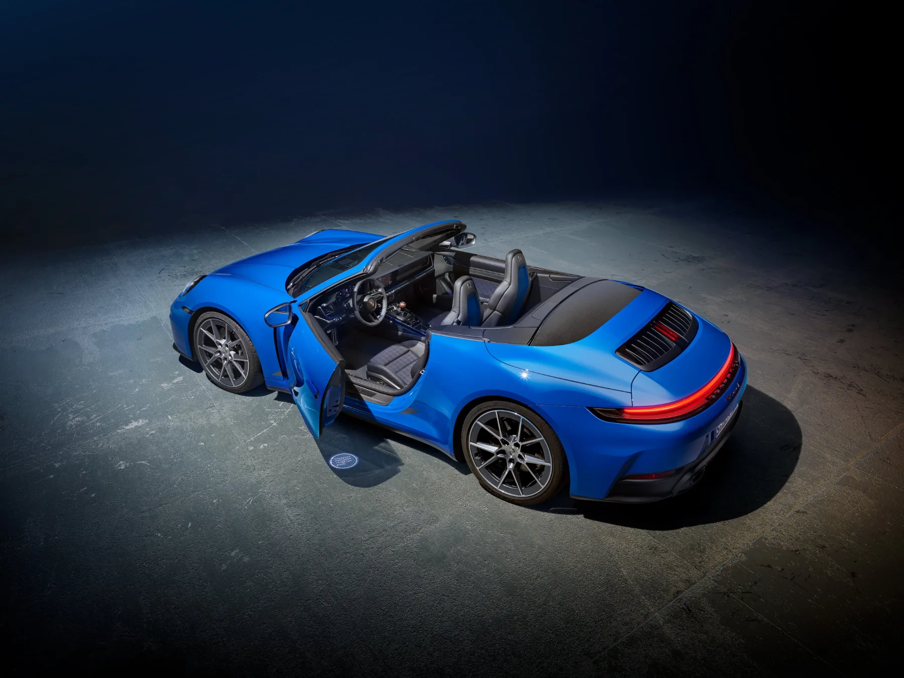 Porsche 911 Carrera T 2025: ikona v kabrioletni in kupe različici