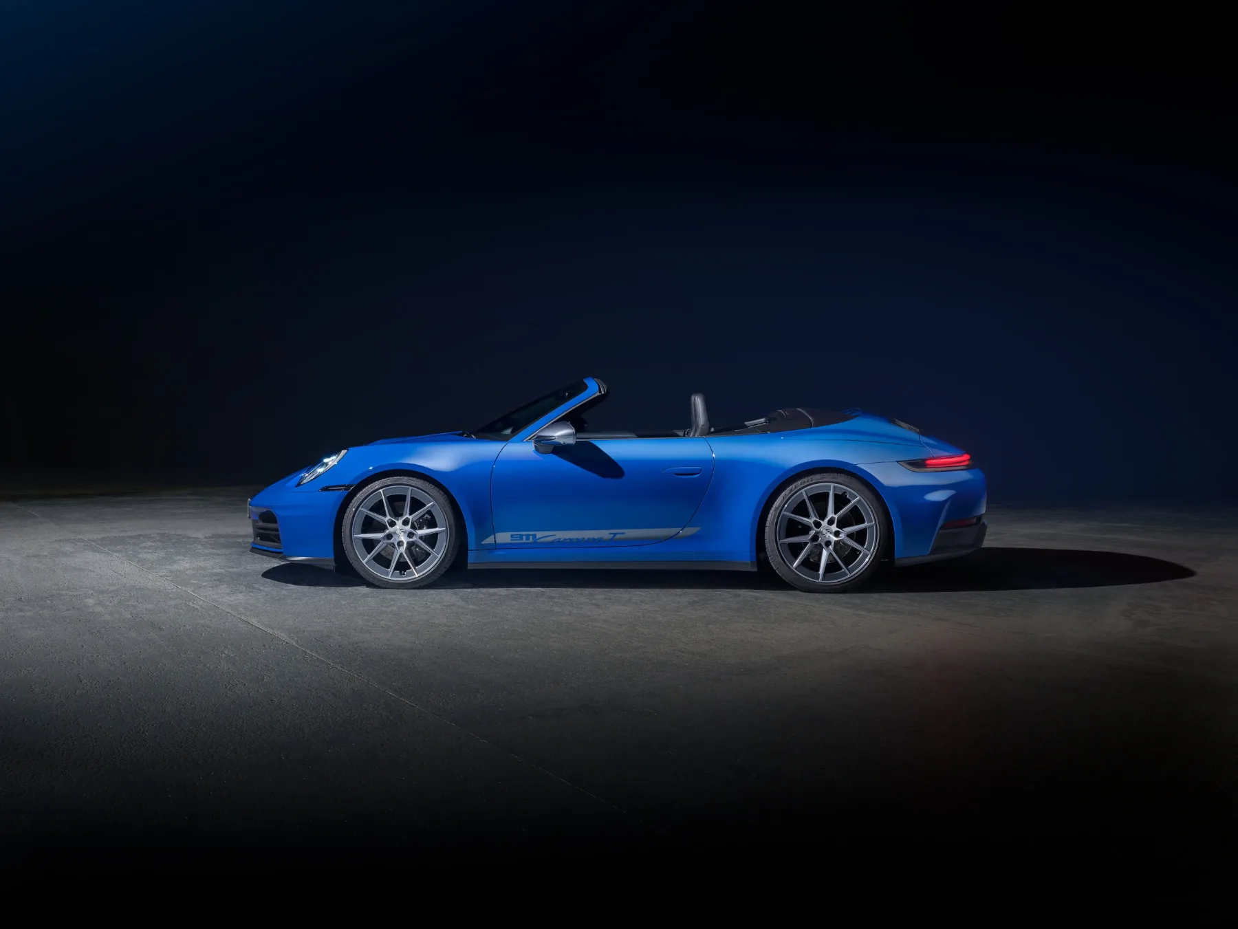 Porsche 911 Carrera T 2025: ikona v kabrioletni in kupe različici