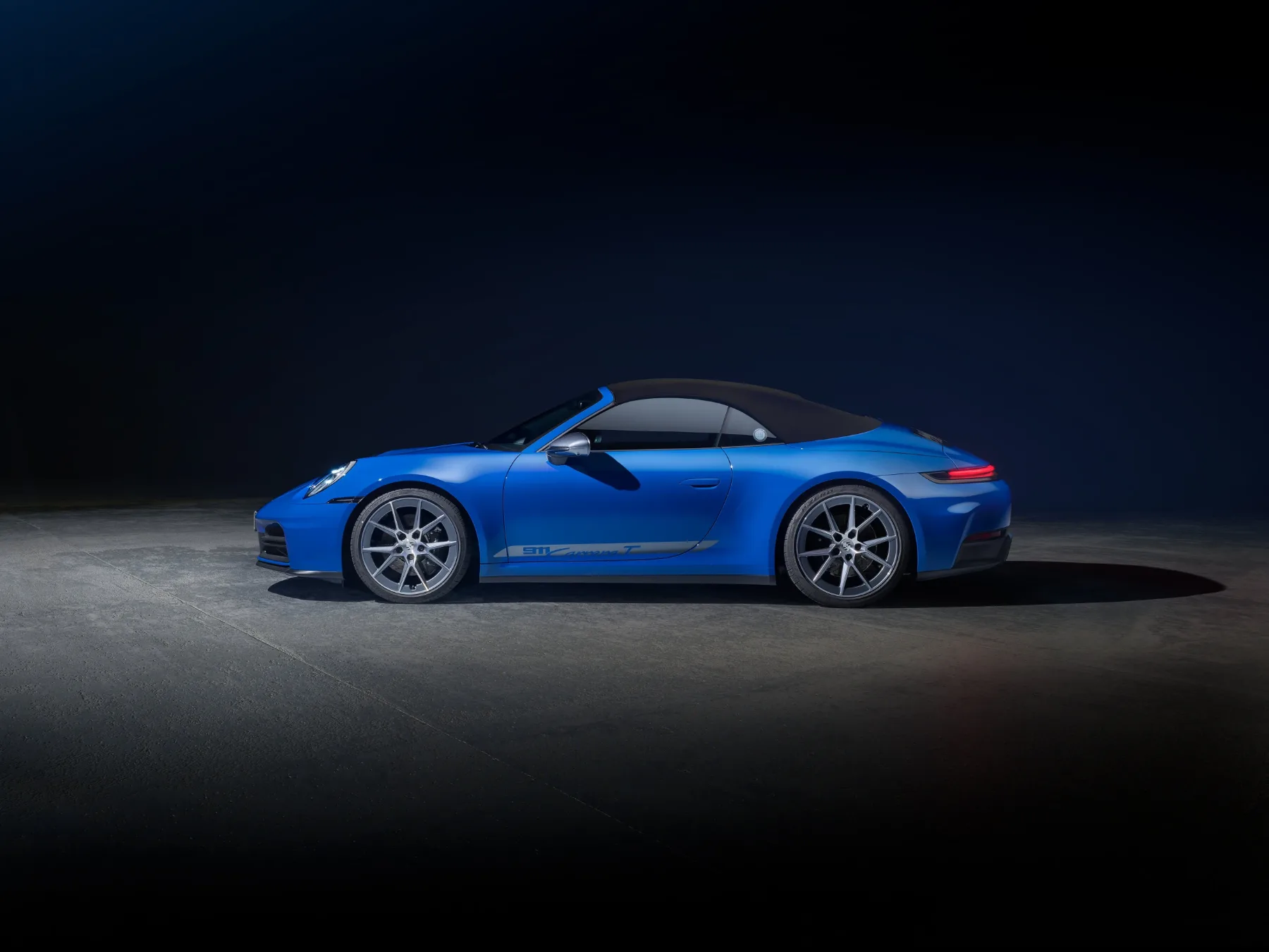 Porsche 911 Carrera T 2025: ikona v kabrioletni in kupe različici