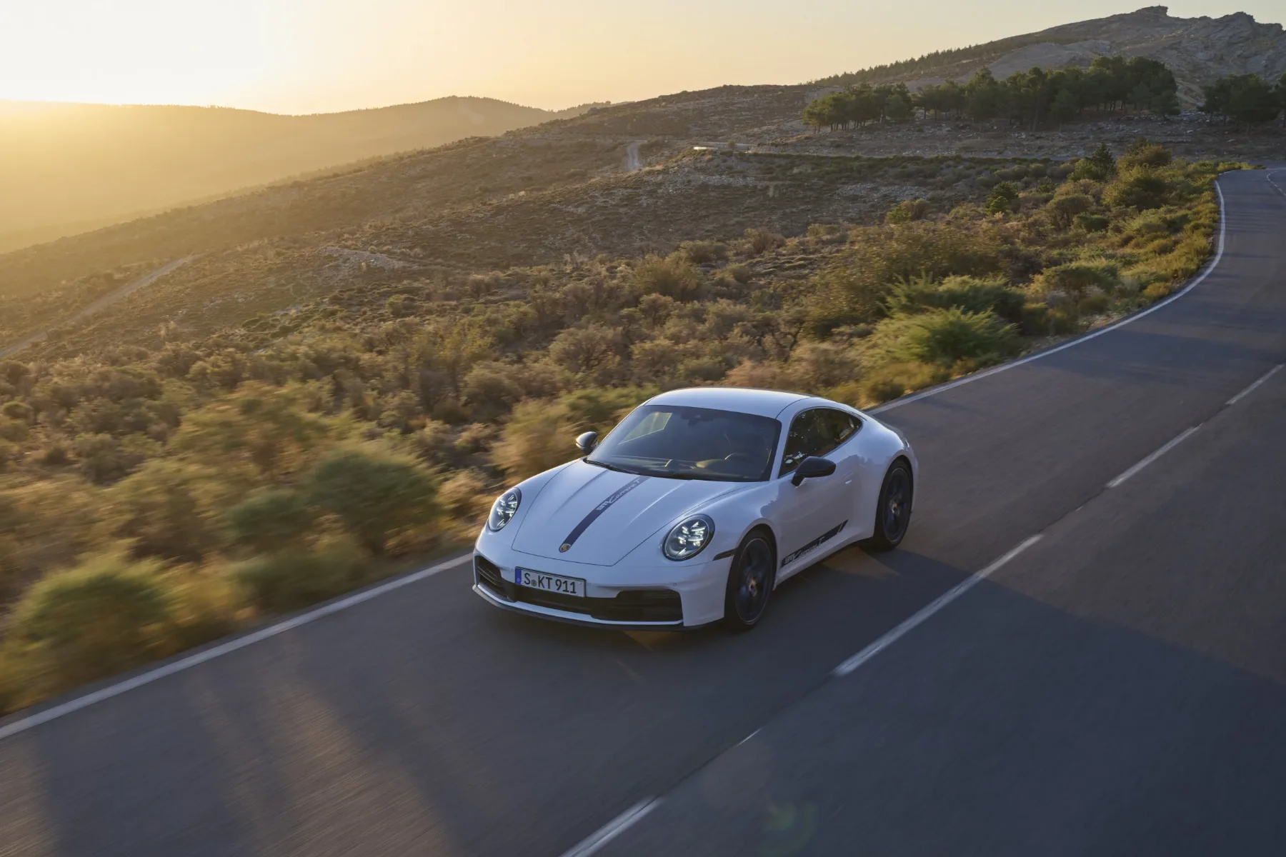 Porsche 911 Carrera T 2025: ikona v kabrioletni in kupe različici