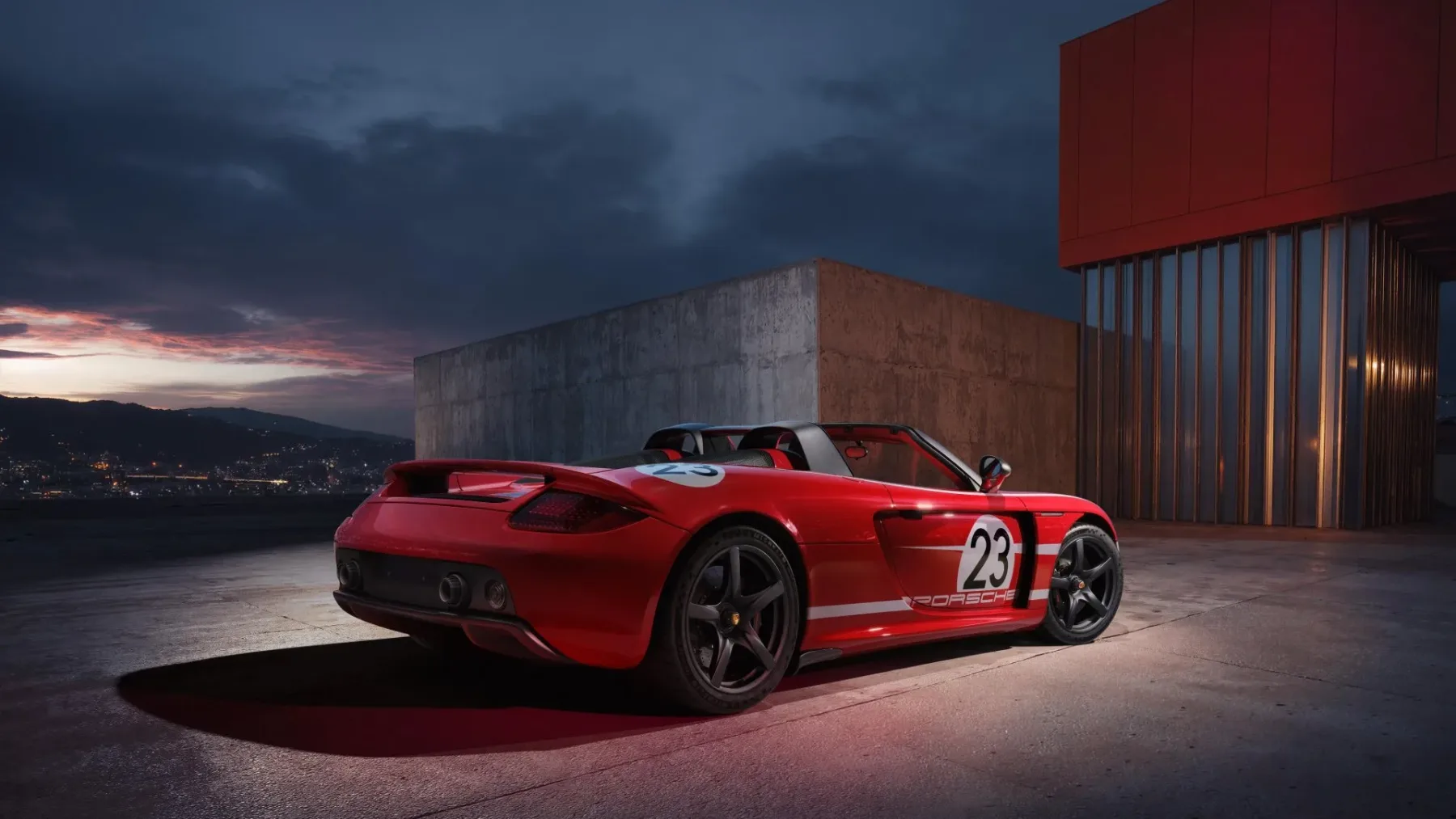 Porsche Carrera GT Sonderwunsch: Ko se V10 simfonija obleče v zmagoviti Salzburg Design – poklon legendi Le Mansa