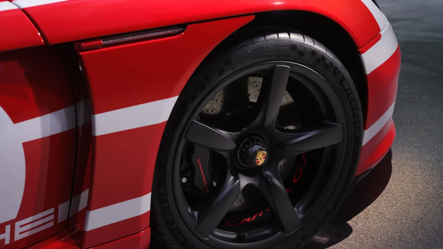 Porsche Carrera GT Sonderwunsch: Ko se V10 simfonija obleče v zmagoviti Salzburg Design – poklon legendi Le Mansa