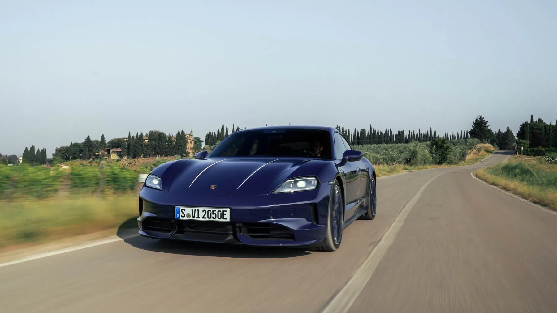 Porsche Italia x Ferragamo: limitirana edicija 911 Carrera 4 GTS in Taycan 4 S v barvi Blusogno