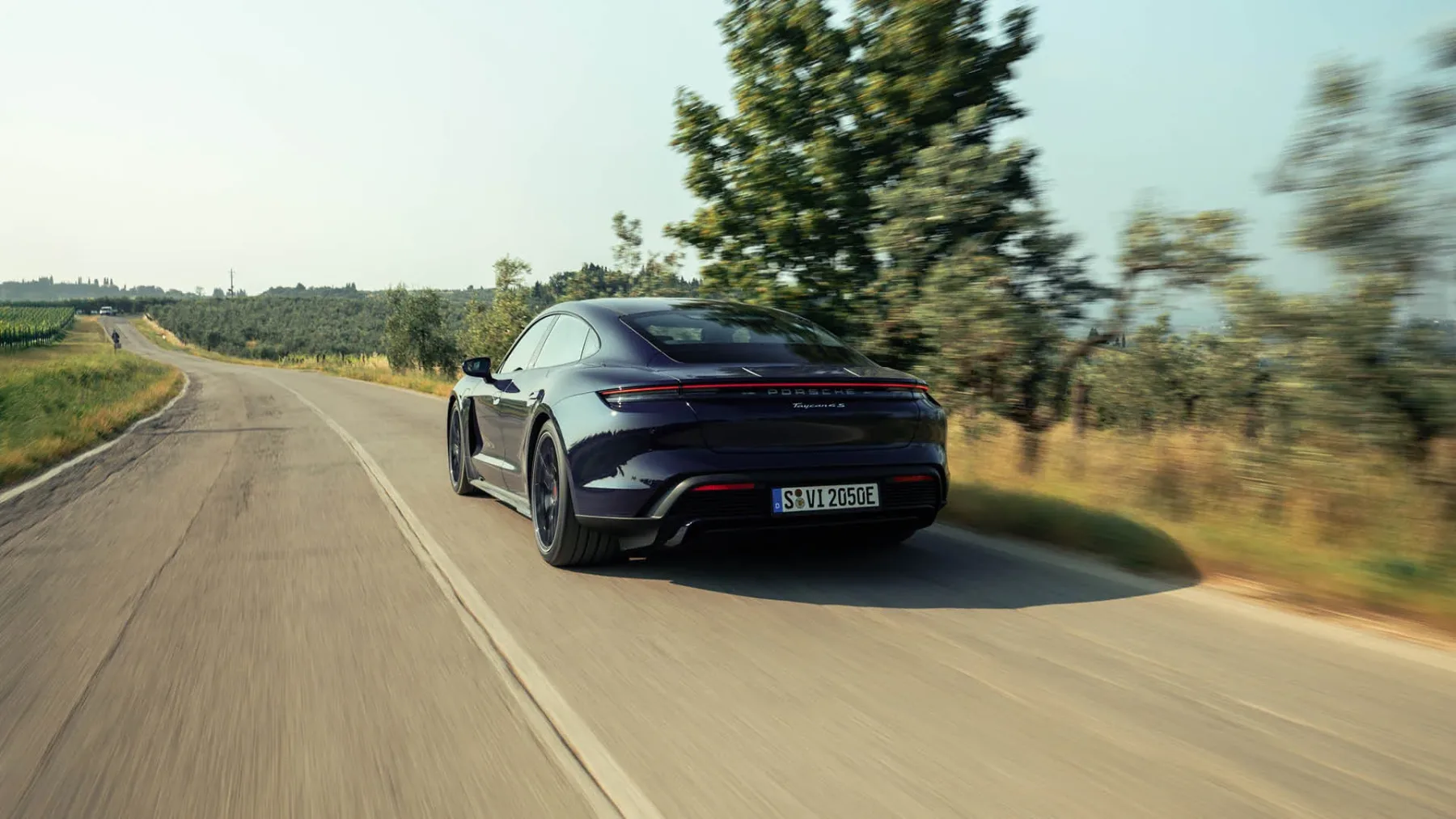 Porsche Italia x Ferragamo: limitirana edicija 911 Carrera 4 GTS in Taycan 4 S v barvi Blusogno