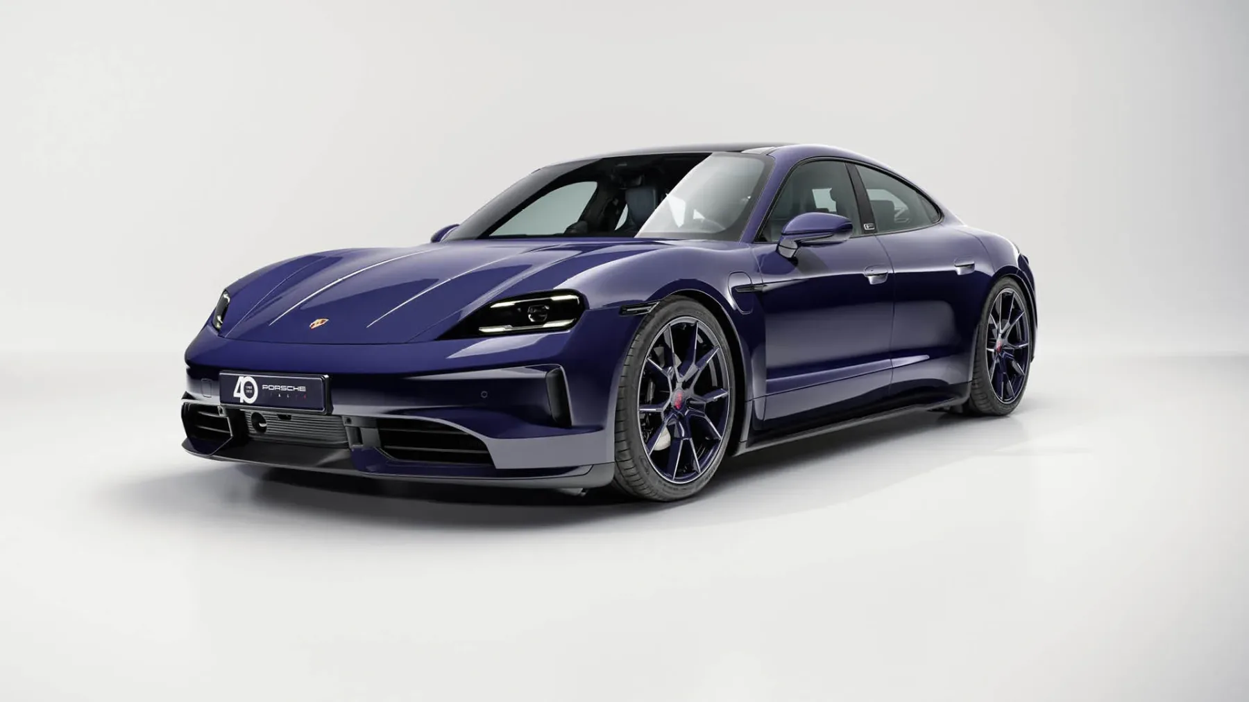 Porsche Italia x Ferragamo: limitirana edicija 911 Carrera 4 GTS in Taycan 4 S v barvi Blusogno
