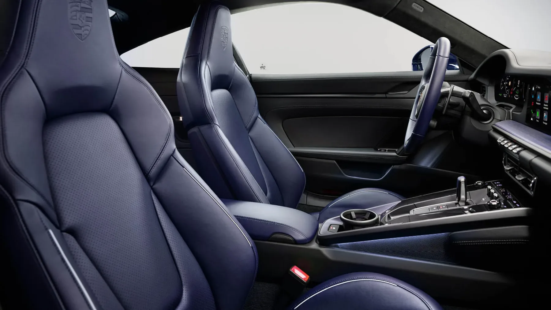 Porsche Italia x Ferragamo: limitirana edicija 911 Carrera 4 GTS in Taycan 4 S v barvi Blusogno