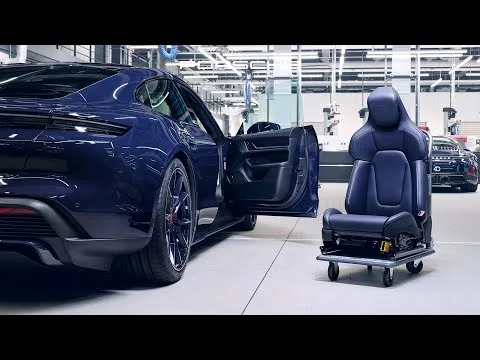 Porsche Italia x Ferragamo: limitirana edicija 911 Carrera 4 GTS in Taycan 4 S v barvi Blusogno