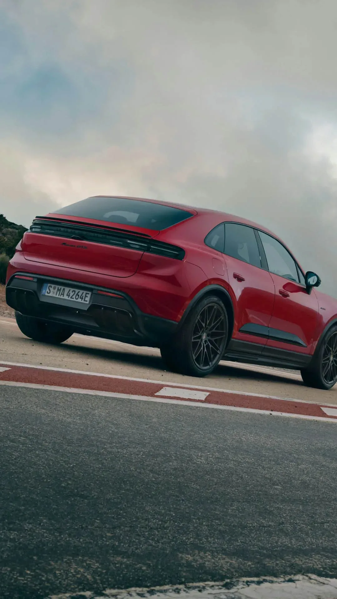 Porsche Macan GTS 2026: Električni športni paket v najlepši rdeči