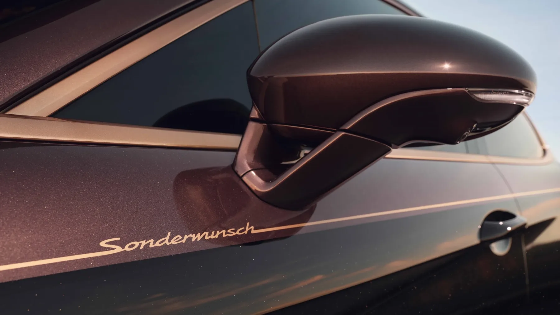 Porsche Panamera Turbo Sonderwunsch: Ko avtomobil postane ultra-luksuzna kadilnica in bar za šampanjec