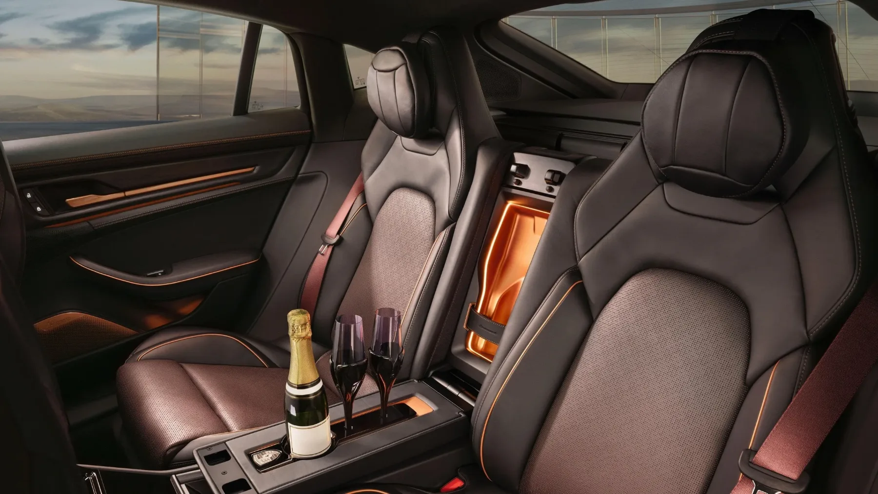 Porsche Panamera Turbo Sonderwunsch: Ko avtomobil postane ultra-luksuzna kadilnica in bar za šampanjec