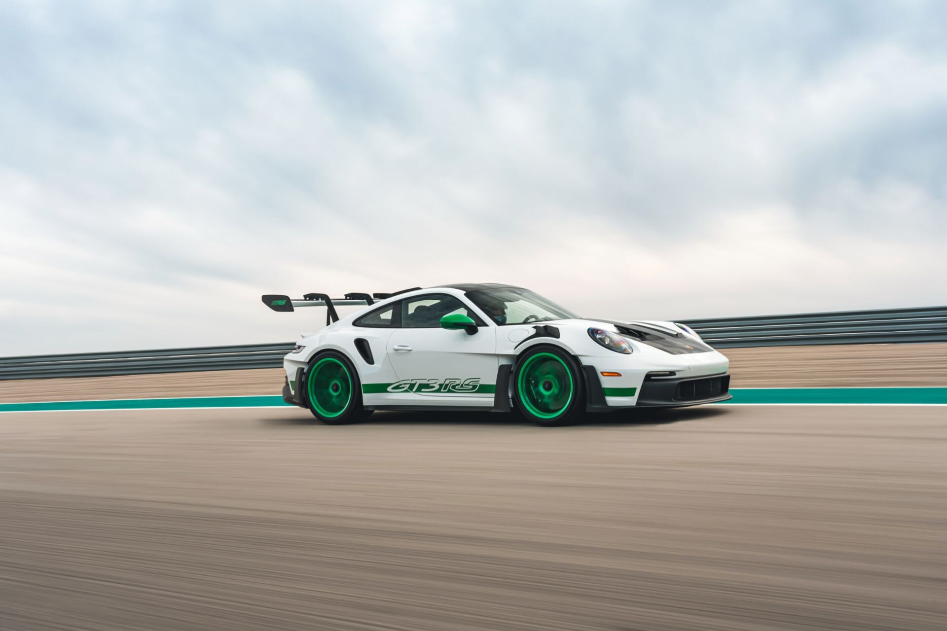 Porsche razkriva osupljiv “Porsche 911 GT3 RS Tribute to Carrera RS” kot poklon paketu Carrera RS