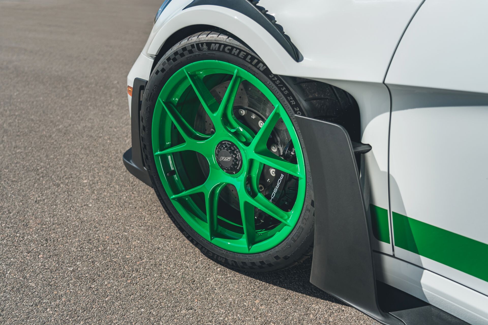 Porsche razkriva osupljiv “Porsche 911 GT3 RS Tribute to Carrera RS” kot poklon paketu Carrera RS