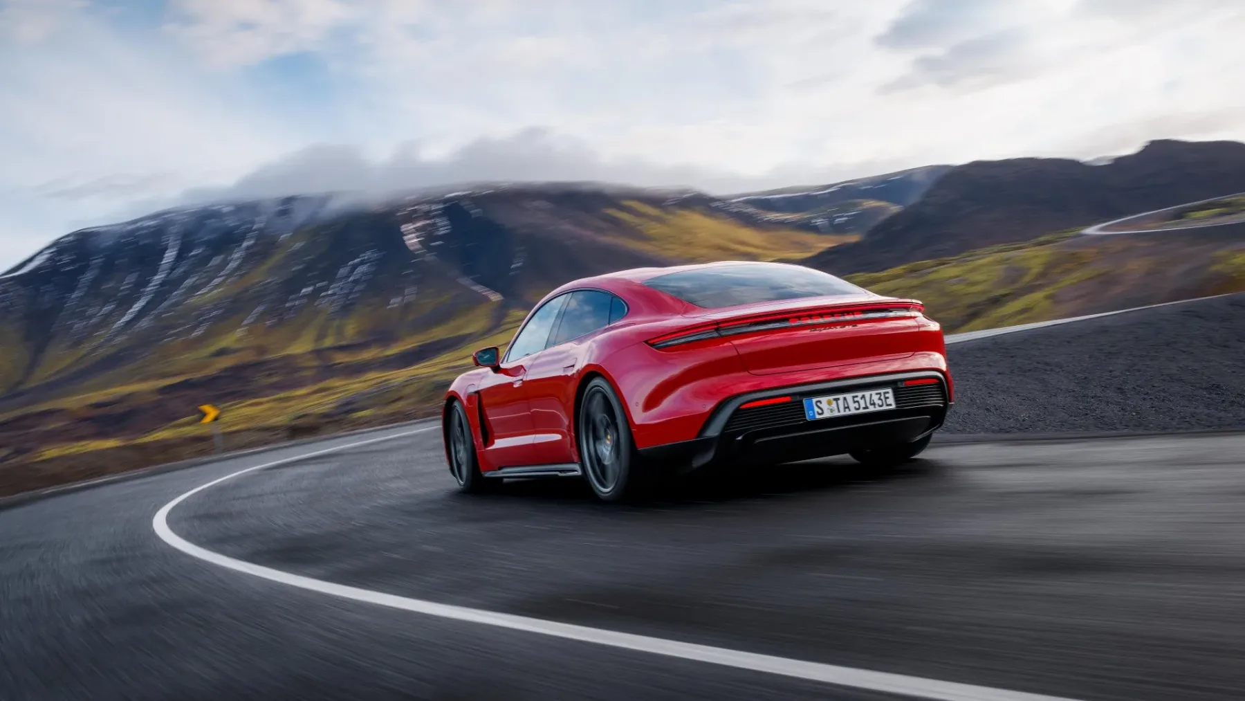 Porsche Taycan 2025 z razširjeno družino za električni maraton