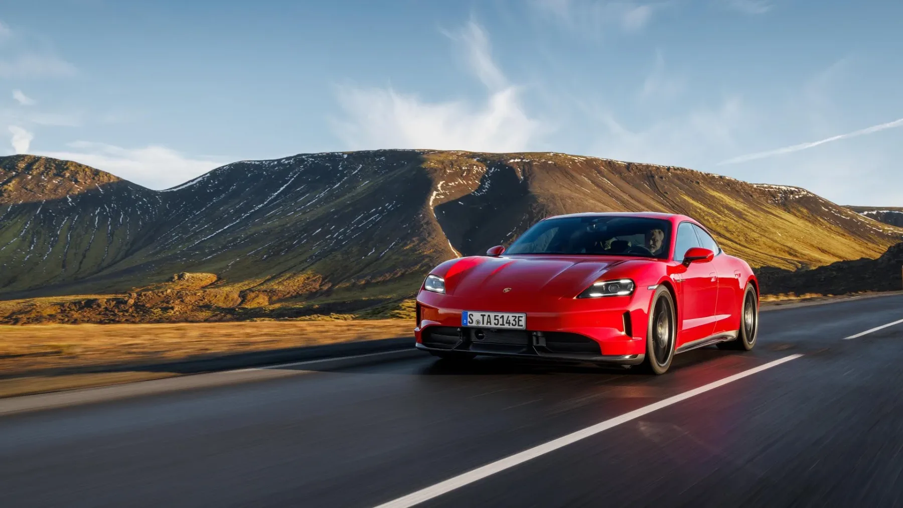 Porsche Taycan 2025 z razširjeno družino za električni maraton