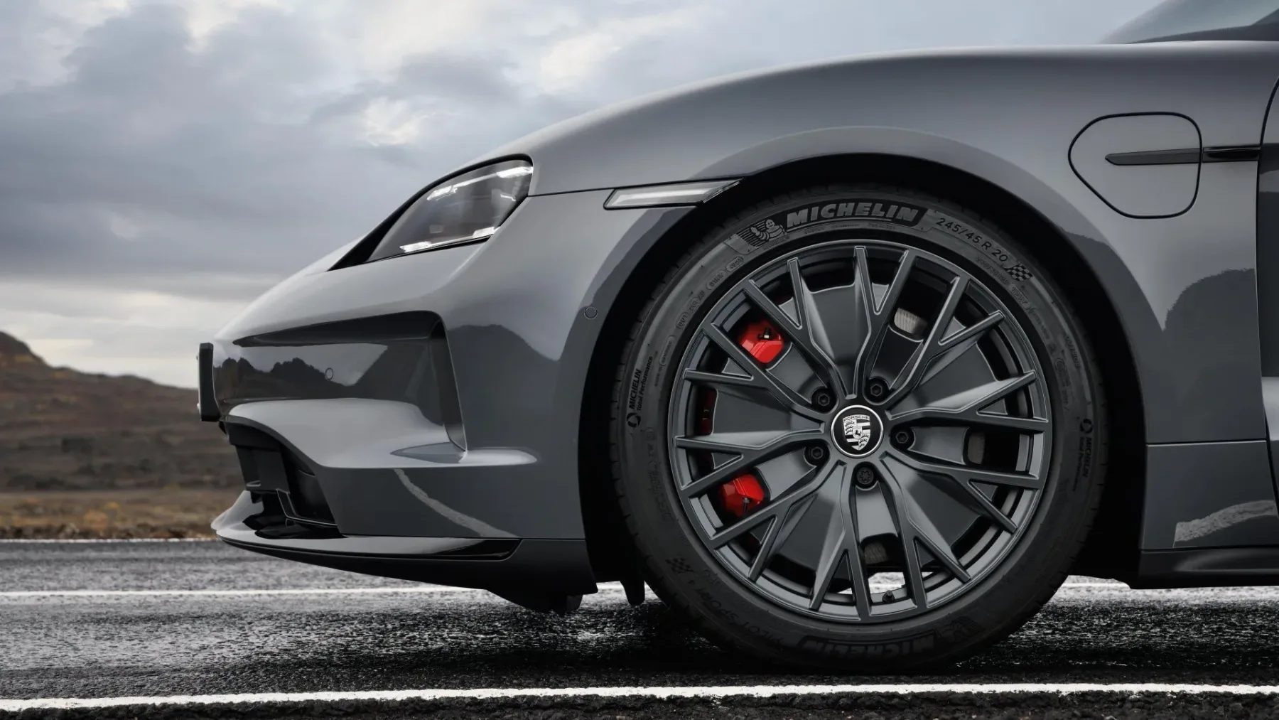 Porsche Taycan 2025 z razširjeno družino za električni maraton
