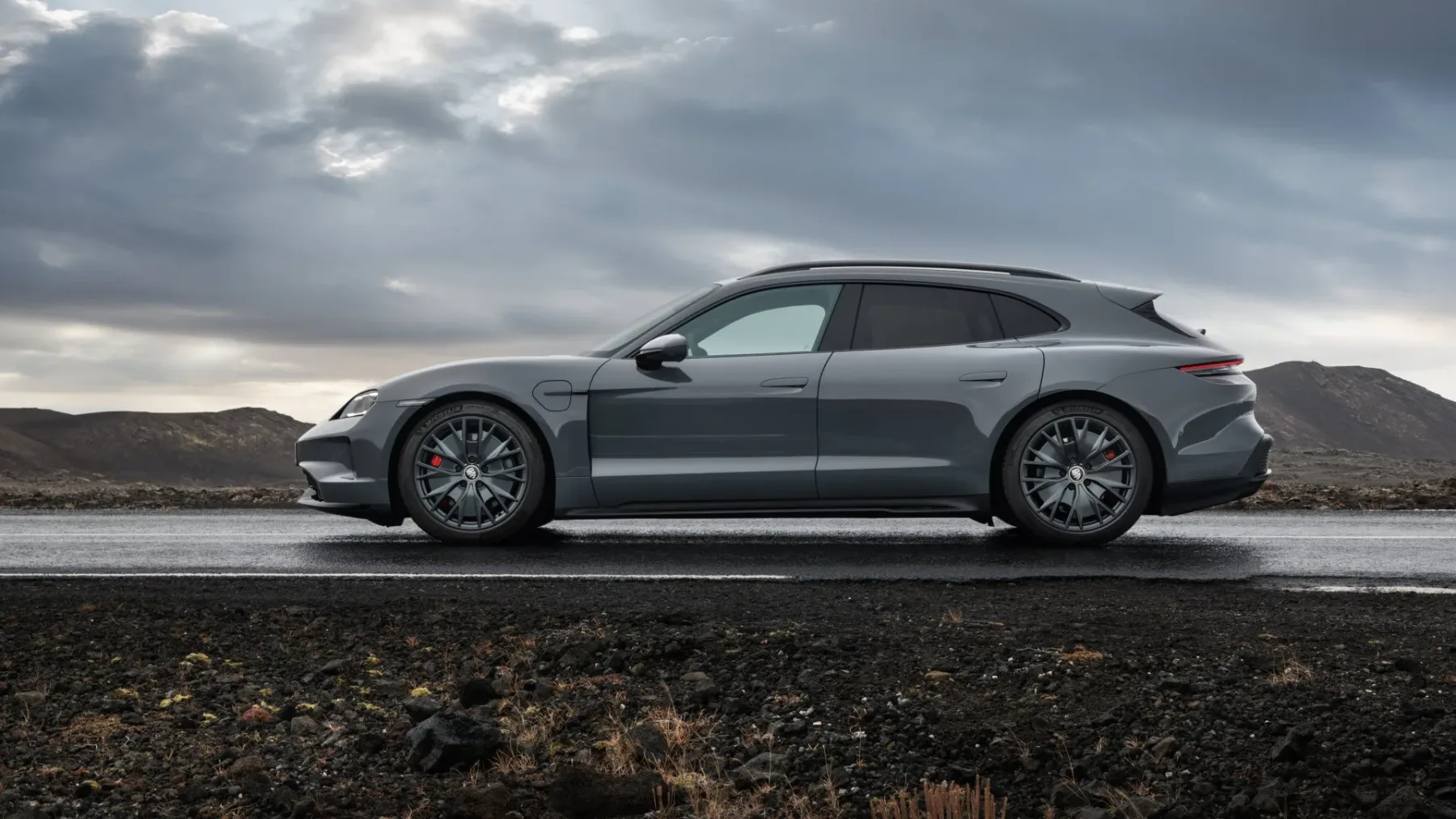 Porsche Taycan 2025 z razširjeno družino za električni maraton